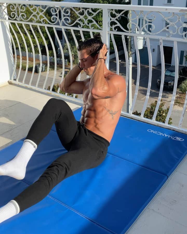 Steven Kellyのインスタグラム：「🚀 Body weight ONLY / Abs @ home 🚀  You guys asked for it! Hit each set back to back w/o any rest in between. After going through all 8 sets take a one minute breather and do it all again! Save this video and give this a go. Tag a buddy who should rock this workout!  1)Seated bicycle crunch 10-15reps  2)Russian Twist 10-20reps  3)Seated Scissor crunch  15-20reps  4)Supported leg raise into reverse crunch 10-15reps  5)L+R Side plank crunch 10-15reps  6)Leg raise in and outs 15-20reps  7)Standing oblique crunch 10-15reps  8)Crunch push throughs 25reps」