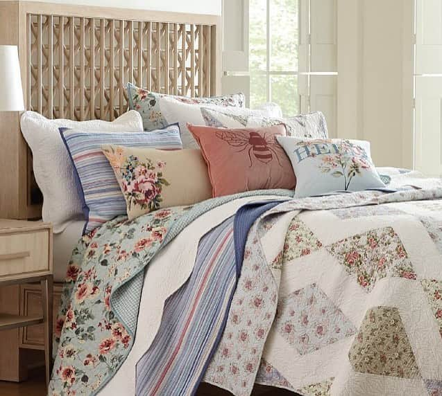 マーサ・スチュワートさんのインスタグラム写真 - (マーサ・スチュワートInstagram)「Switch up your bedding with transitional pieces from @marthastewart48’s Collection Quilts. Light and perfect for layering, shop these versatile Martha quilts from @macys at the link in bio.」5月20日 7時41分 - marthastewart