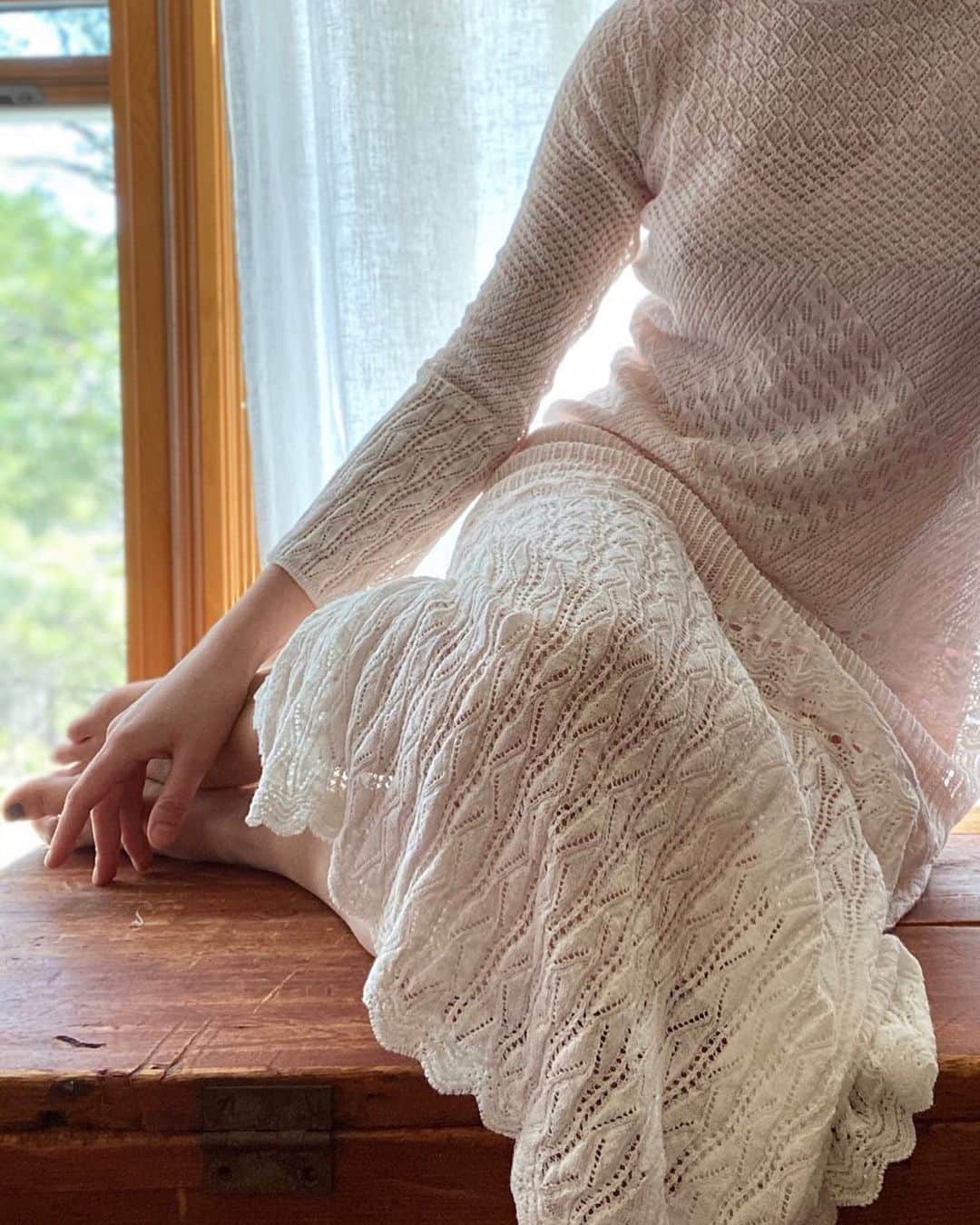 レベッカテイラーさんのインスタグラム写真 - (レベッカテイラーInstagram)「A delicate knit worn at home by Zoe, our Print and Embellishment Designer.  #RebeccaTaylor」5月20日 7時54分 - rebeccataylornyc