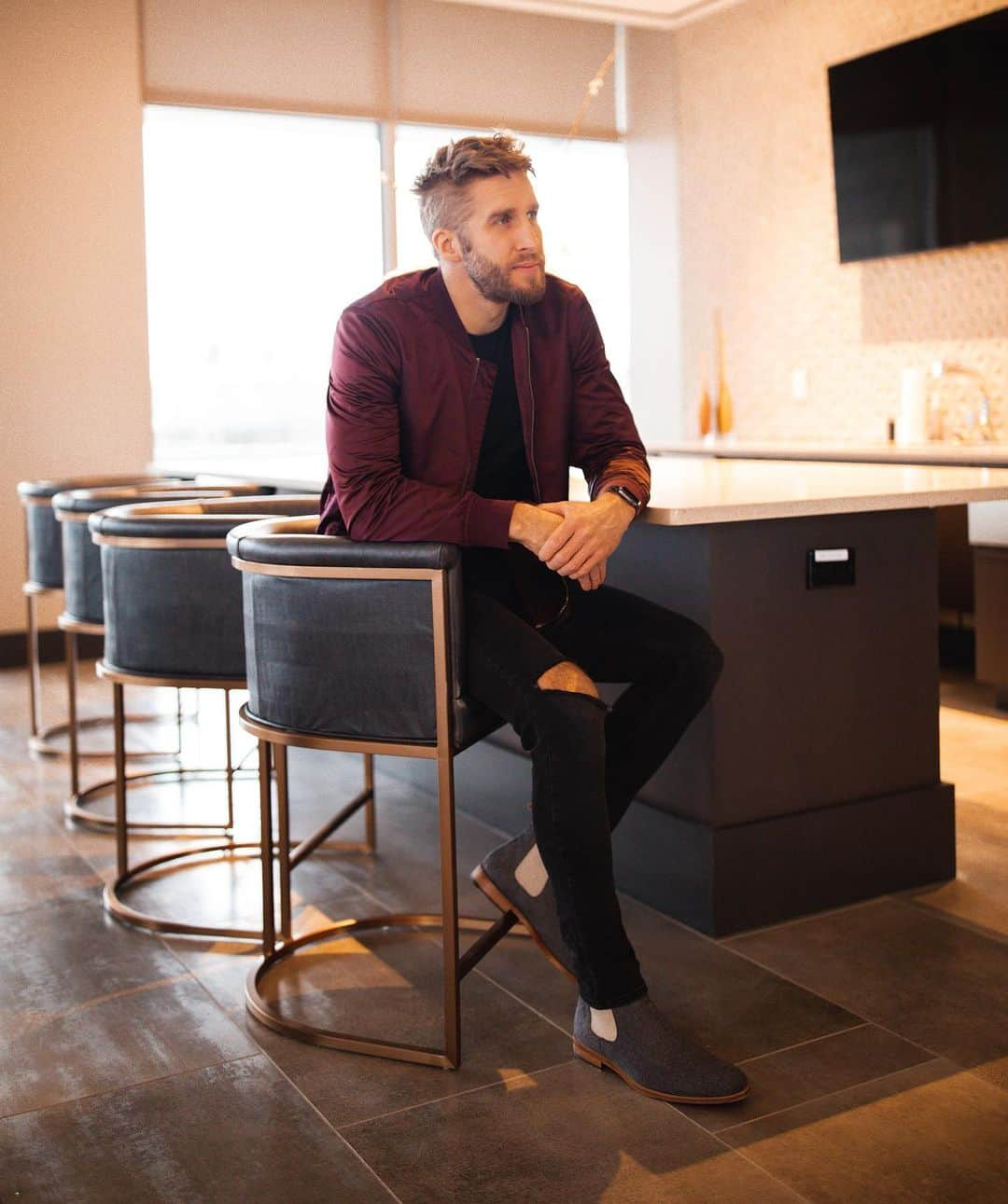 ショーン・ブースさんのインスタグラム写真 - (ショーン・ブースInstagram)「A picture of me, sitting at a kitchen island, contemplating. May 19th, 2020. . What am I thinking? Best response wins .. . @1200broadwayapts #kitchenisland #sitting #contemplating #holeinjeans」5月20日 7時52分 - shawn_booth18