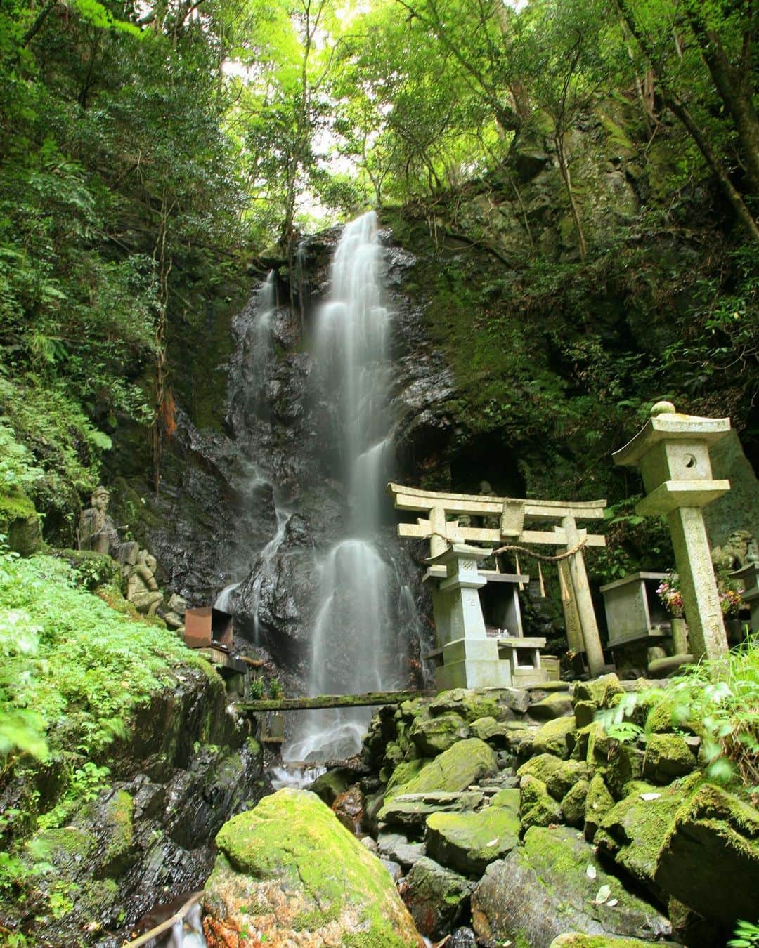 のインスタグラム：「#思い出トリップ  #空也の滝  #空也  #powerpoint  #パワースポット  #shrine  #unseenjapan #kyoto  #京都  #waterfall  #滝  #japantravel  #japanarchitecture  #instatrip  #愛宕山  #instatravel  #神社  #japanhouse  #日本建築 #artlovers #japan_daytime_view  #tripadvisorjapan  #japanculture  #japanesefood」
