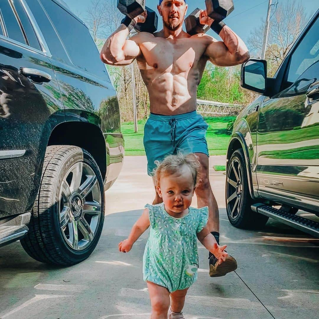 ライアン・ルアさんのインスタグラム写真 - (ライアン・ルアInstagram)「I always have your back baby girl 💜🧬🎀🌼👑 finally some warm weather in Ohio #legday #fitness #wod #lunges #keepgoing #core #homeworkout #dadanddaughter #strength #performance #physique #nutrition #transition #movingforward」5月20日 8時08分 - ryan_rua