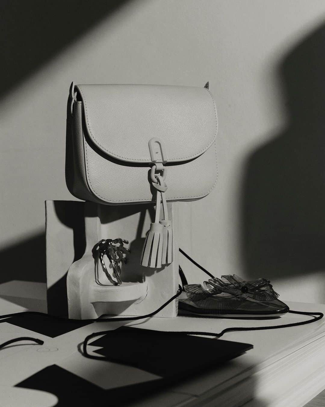 フルラのインスタグラム：「A touch of style. Spotlight on the Furla 1927 Mini Crossbody. Featured, @lofficielitalia.  Photographer: @jeanmariebinet  Styling: @alessandrafaja  Set Design: @cesar_sebastien  #thefurlasociety #furlafeeling #newcollection #furla #accessories #fashion」