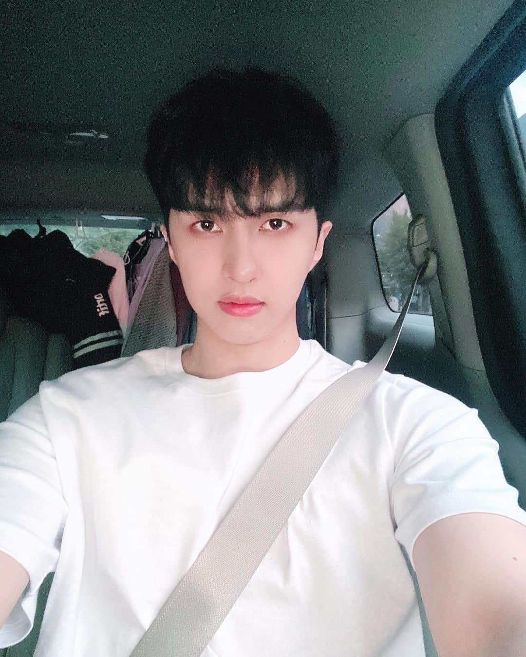 ケンのインスタグラム：「2020. 5. 20. Wed.  Ken 1st MINI Album : 인사  #켄 #뵬뷫애기들 #빅스 #젤리피쉬엔터테인먼트 #첫솔로 #미니앨범 #인사 #10분이라도더보려고 #견뎌야하는우리에게 #진심으로갈게 #유성우 #쏘로맨틱 #감사합니다 #명품발라드 #울애기들 #많이 #기다렸지 #고맙고 #미안하고 #사듕해」