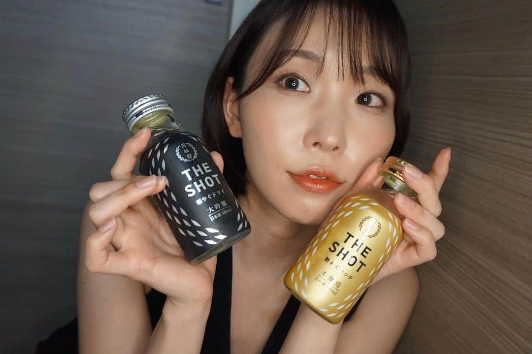 児玉アメリア彩さんのインスタグラム写真 - (児玉アメリア彩Instagram)「【月桂冠  THE SHOT(ザ・ショット)】で﻿ #おうち日本酒グラビア ﻿ ﻿ ﻿ 『気ままに、日本酒、ショット飲み。』というコンセプトのこちらのお酒は、﻿ 日本酒の飲み方としては珍しい"ショット飲み"を提案するスタイル🍶﻿ ﻿ ﻿ 広めの瓶口で、直接飲んでも香りや味わいも感じられる仕様です﻿ ﻿ ﻿ ﻿ 🌸ゴールドのパッケージの「艶めくリッチ 本醸造」は﻿ しっかりとした米由来の甘味にバナナ様のフルーティさも感じる味わい。﻿ ﻿ 🌸ブラックのパッケージの「華やぐドライ 大吟醸」は﻿ ジューシーさ、フルーティさを持ちつつも、キレのあるドライな味わい。﻿ ﻿ ﻿ 『「今日を慰め、忘れるために酔う」お酒から、「ポジティブに、明日へ向かう」お酒へ。】﻿ という願いは、今の時期の思いを代弁してくれているような気がします😌﻿ ﻿ ﻿ ﻿ ﻿ ﻿ ﻿ #本日の児玉酒 #月桂冠 #portrait #instalike #misssake #児玉アメリア彩 #ミス日本酒 #日本酒 #日本酒女子 #日本酒インスタグラマー #ポン酒タグラム #日本酒フォト #sakekampai #sakebottle #飲酒タグラム #酒スタグラム #日本酒で乾杯 #sakelover #sakephotography﻿ #sake #sakegirl #sakestagram #japanesesake #japanesemodels #selfie #selcagram﻿」5月20日 17時50分 - aya_amelia_kodama
