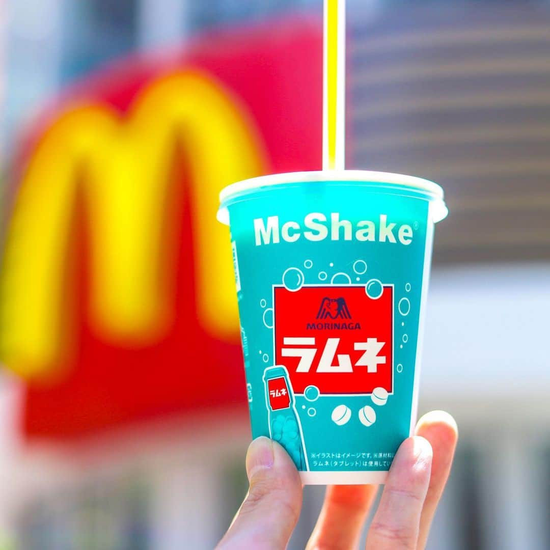 きょん。さんのインスタグラム写真 - (きょん。Instagram)「. .  前回 プッチンプリンと コラボした マックシェイクが 今度はなんと ラムネといえば！な “森永ラムネ”とwith。  思わず ガブ飲んだ 暑さ忘れる 爽快フレーバー。  オリジナルの パッケージは Sサイズ限定です🥤  #マックシェイク #McDonald#mcshake #森永ラムネ」5月20日 17時53分 - kyon_tokiiro