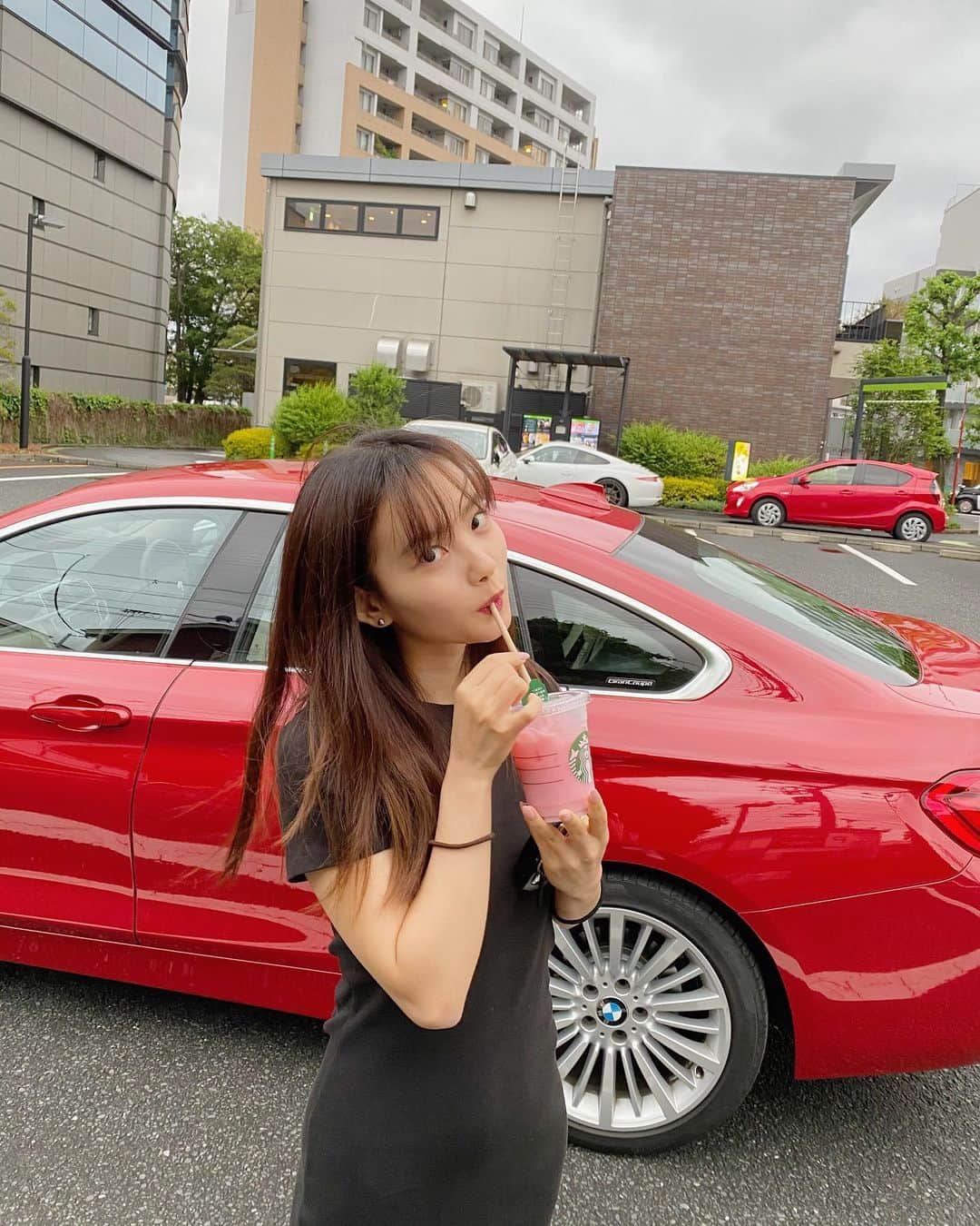 青山舞莉のインスタグラム：「drive through starbucks made me really happy :) ドライブスルースタバ！けど結局駐車場で飲んだ🤭これでお勉強頑張れる！ #ミーの毎日 #ミーコーデ #スタバ  #スタバカスタム ちなみにミーは車大好き人間。 この車とは今週でさようなら。 次はお楽しみに❤️ #車 #愛車 #いつかは愛車遍歴 #愛車遍歴」