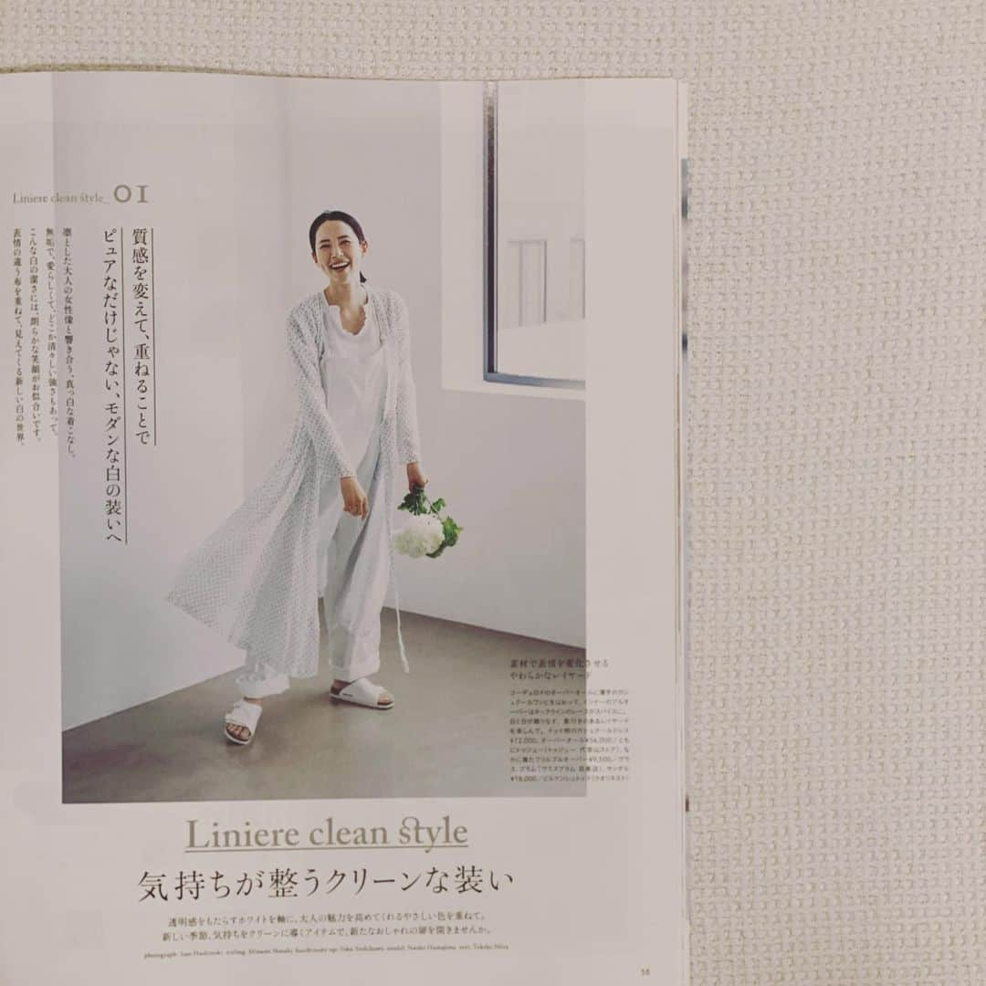 浜島直子さんのインスタグラム写真 - (浜島直子Instagram)「本日発売のリンネル7月号。  表紙と、『気持ちが整うクリーンな装い』のページに出させていただいています。  表紙だなんて、嬉しいなぁ！😭✨ ありがとうございます🙏✨ コツコツ頑張ればいいことあるね。  白いコーディネートや白小物たちの潔い存在感は、見ていても気分が爽やかになります。  そして今月号はなんと付録違いで4冊発売だそう！(少しだけ表紙のレイアウトも違うんです)  付録の詳細は @liniere_tkj をご覧ください。  たくさんの方に見ていただけますように😊 ・ #リンネル #リンネル7月号 #ムーミン #フィンレイソン #moomin #finlayson」5月20日 17時59分 - hamaji_0912