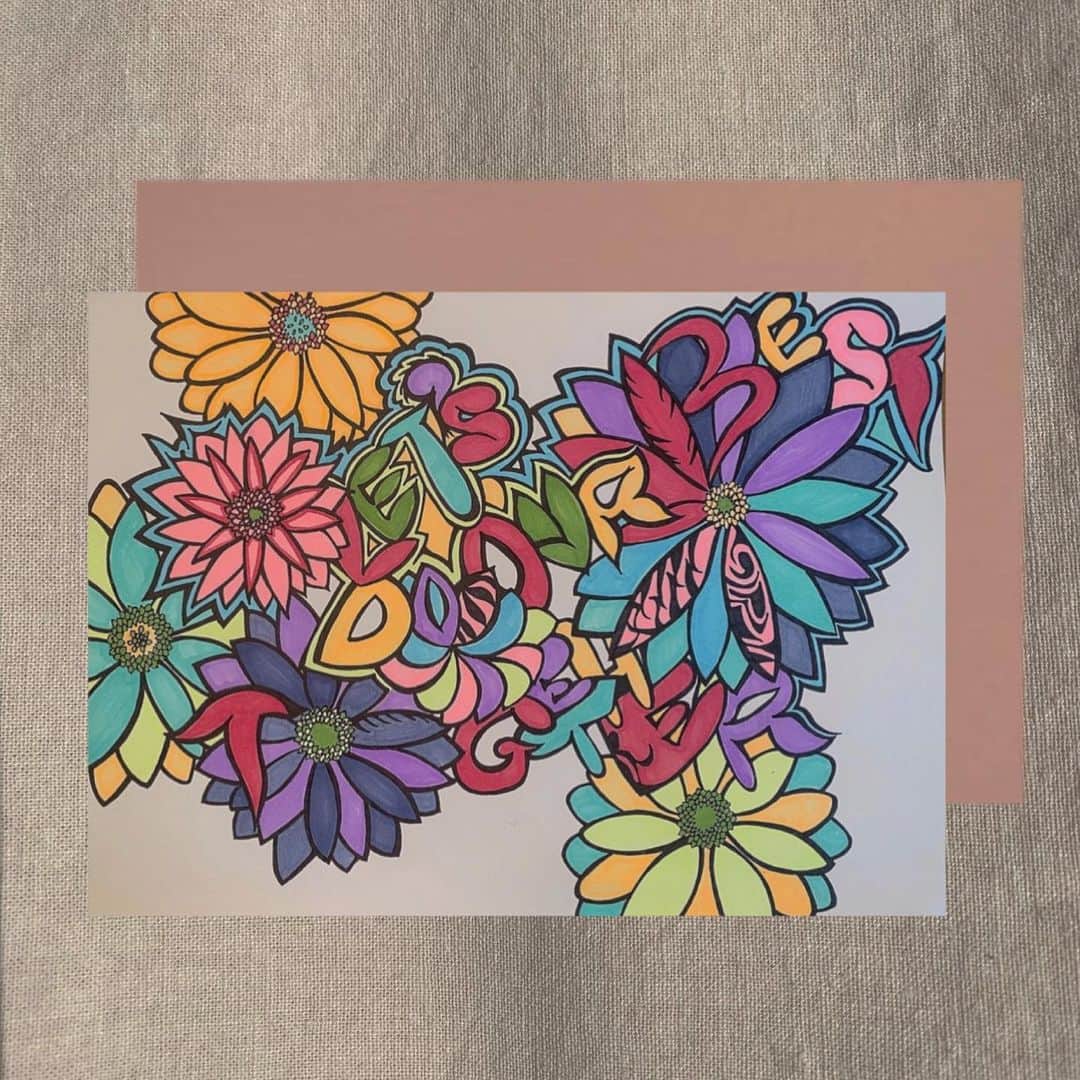緒方ももさんのインスタグラム写真 - (緒方ももInstagram)「色塗りはやっぱ苦手です😣 でも、パソコンより手描きの方が好き🌻🌷🌺 ・ ・ ・ #stayhome #color #colorful #flower #Gerbera #drawing #illustration #일러스트 #일러스트레이터 #일러스트그램 #그림스타그램 #그림」5月20日 17時59分 - momo_ogata