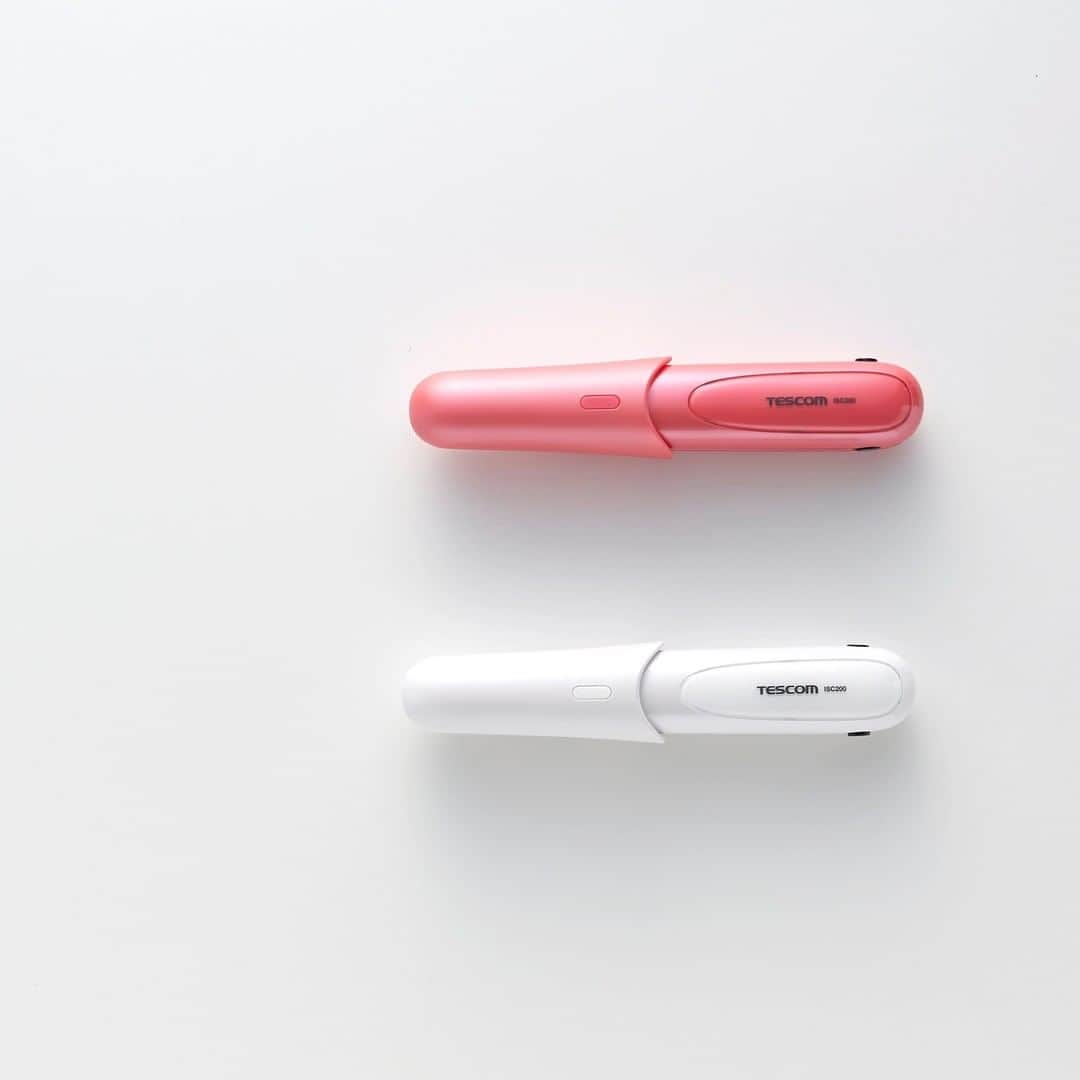TESCOM テスコムのインスタグラム：「＼【新発売】コードレスヘアーアイロンISC200／ . コードレスヘアーアイロンは･･･ 「温度が低い･･･」 「温まるまでに時間がかかる･･･」 そんな声を製品開発に反映✨ . コードレスヘアーアイロンISC200は、最高温度210℃。 コードレスアイロンではトップクラスの温度を実現💡 立ち上がり25秒※1 と外出先での「すぐ使いたい！」にも対応🎶 旅行や外出先でもオシャレを諦めないあなたを応援します‼️ . ※1：最高温度設定時の100℃到達時間 - - - - - - - - - - - - - - - - - - - - - - - - - ●商品名：コードレスヘアーアイロン ●品番　：ISC200 ●カラー：ピンク、ホワイト - - - - - - - - - - - - - - - - - - - - - - - - - バッグなどに入れるときは、本体とキャップが完全に冷めてから入れてください。 .  @tescom_beauty . Nobbyに関する情報は @tescom_pro  キッチン家電に関する情報は @tescom_kitchen  にてご紹介中！ . 毎日使うヘアアイテムは #テスコム または #TESCOM で検索してみて下さいね♡ テスコムのInstagramでは、自分らしさを追求したあなたのキレイづくりに役立つ情報を毎週発信しています！  #美容  #ヘアアレンジ  #ヘアスタイル  #ヘアメイク  #外ハネ  #ミディアムヘア  #美活  #ゆるふわ  #簡単アレンジ  #コテ巻き  #美髪  #シースルーバング  #ストレート  #新発売  #セルフアレンジ  #ツヤ髪  #コテ  #ヘアアイロン  #美容家電  #シースルー前髪  #サラツヤ  #まとまり  #おしゃれ家電  #ストレーター  #コードレスヘアアイロン  #コードレスヘアーアイロン  #usbアイロン  #持ち運びヘアアイロン」