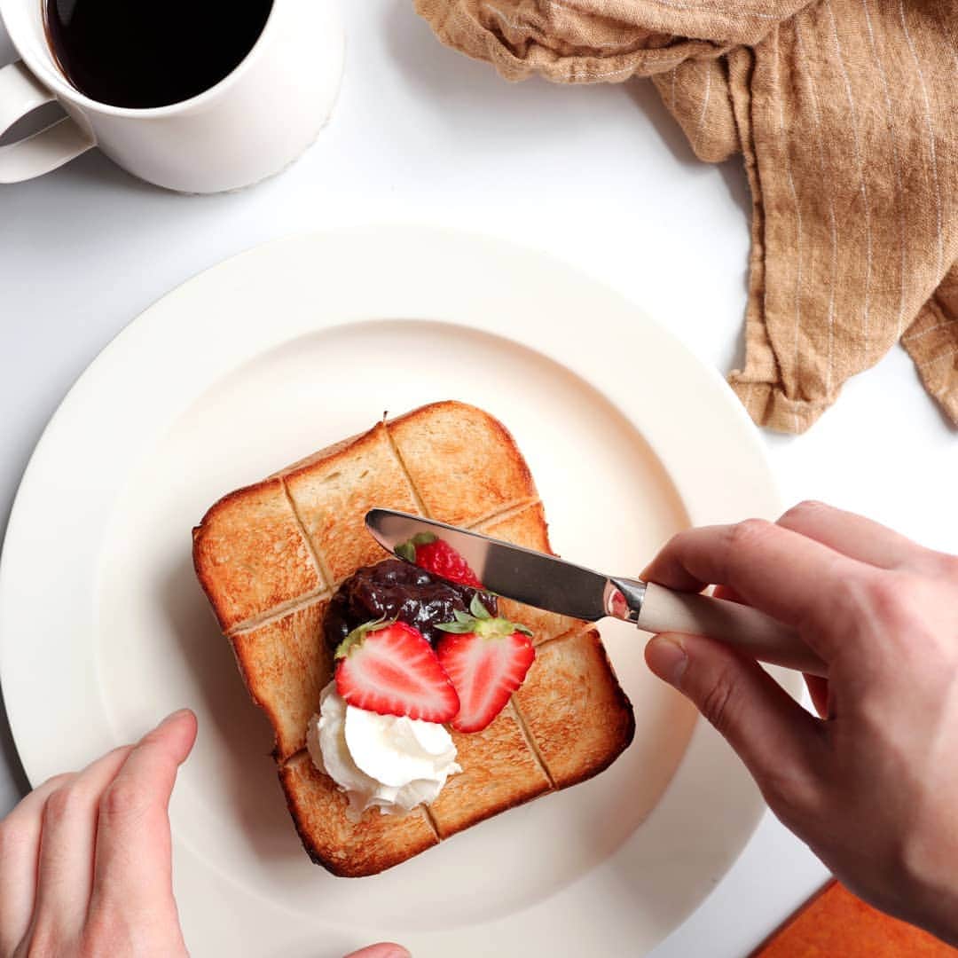 ザーネワンダー公式Instagramさんのインスタグラム写真 - (ザーネワンダー公式InstagramInstagram)「レシピあり🍞 「あんホイップトースト」の作り方 * 食パンの上にあんことホイップクリームをたっぷりのせて❣️ 朝食はもちろん、おやつ代わりに食べたいときにもおすすめです♪ * * 今回のレシピは、 @binanpasta さんに作ってもらいました！ * [Ryogoさんからのワンポイント] トーストは厚切り、あんこはたっぷりのせて食べると最高においしいです🙋‍♂️✨ ** 3枚目に「ドイツアルプスを巡る旅」が当たる キャンペーンのお知らせがありますよ！ プロフィールのURLから詳細を確認できます✅ * ぜひ参考に作ってみてくださいね！ * * ∴♔∴∴♔∴ Ⓡ Ⓔ Ⓒ Ⓘ Ⓟ Ⓔ ∴♔∴∴♔∴ * 「あんホイップトースト」 * 【材料】 食パン…1枚 いちご…1個 あんこ…適量 ザーネワンダーホイップクリーム…適量 * * 【作り方】 ①トーストした食パンに材料を全てトッピングして完成。 * * #ザーネワンダー #ホイップクリーム #生クリーム * #今日のごはん #手作りごはん #簡単レシピ #おかず #レシピ #食卓 #節約 #献立 #家庭料理 #節約生活 #自炊 #ランチ #家ごはん #時短レシピ #簡単レシピ #おいしい #料理 #美味しい #おうちごはん #手作り料理 #手料理 #料理好きな人と繋がりたい #スイーツ好きな人と繋がりたい #おやつレシピ #おうちカフェ #あんこ #簡単スイーツ」5月20日 18時00分 - sahnewunder_jp