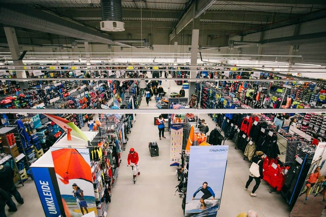 フランス発の総合スポーツ用品 Decathlon デカトロンさんのインスタグラム写真 - (フランス発の総合スポーツ用品 Decathlon デカトロンInstagram)「【デカトロン紹介 - ストアコンセプト -】・ ・ デカトロンは、スポーツ製品のデザイン・開発や製造だけでなく、店舗・オンライン販売も同時に行っています。 よりよい体験とサービスを提供するために、お客様の疑問に答えます。また、どんな製品に興味を持っているのか調査することを私たちは大切に考えています。 ・ ・ ・ ★初心者から上級者まで楽しめる体験型店舗 私たちは、一つ屋根の下ですべてのスポーツ製品が揃うことをコンセプトに創業しました。1,000㎡～ 12,000㎡の大規模な店舗でさまざまな種類のスポーツを取り扱うとともに、初級、中級、上級のレベルに合わせた幅広い製品を取り揃えています。店舗ではスポーツを体験できる設備やコーナーを設け、お客様に製品を実際に見て触って試していただいたり、店舗が開催する各種スポーツイベントにご参加いただくことで、さらにスポ―ツに触れていただけるような工夫と取り組みをしています。 また、私たちの店舗スタッフは、自身がそのスポーツを愛しているスポーツユーザーです。スポーツに精通し、深い知識と熱い情熱を持ったスタッフがお客様のニーズにあわせ製品をご提案します。 ・ ・ ・ ★お客様ファースト これは、デカトロンの顧客サービスを表すシンプルかつパワフルなコンセプトです。 各スポーツ部門の責任者(スポーツリーダー)は、全てにおいて最前線にいます。実際の利用者と話しニーズを吸い上げ直接ブランドサイドにそれを提案します。さらに、スポーツリーダーは店舗でお客様の好みや様子を実際に確認し、オンラ インでの評価なども参考にして、お客様のニーズに応えられるよう最適化しています。 ・ ・ ・ ★2年間の製品保証 デカトロンでは、すべての製品に少なくとも2年保証を提供しています。機能面だけでなく、安全性も考慮し、品質を保つ管理を行っています。 この品質への取り組みは、お客様への対応やサービスにいたるまで適応されています。  #デカトロン #デカトロン西宮 #デカトロン幕張 #デカトロン店舗 #ストア #スポーツ #スポーツ用品店 #スポーツ用品 #アクティブ #スポーツ好きな人と繋がりたい #キャンプ好きな人と繋がりたい #ヨガ好きな人と繋がりたい #ワークアウト好きな人と繋がりたい #ランニング好きな人と繋がりたい #ゴルフ好きな人と繋がりたい #自転車好きな人と繋がりたい #サッカー好きな人と繋がりたい #バスケットボール好きと繋がりたい #スケボー好きな人と繋がりたい #サーフィン好きな人と繋がりたい #バドミントン好きな人と繋がりたい #登山好きな人と繋がりたい #テニス好きな人と繋がりたい」5月20日 18時00分 - decathlon.japan