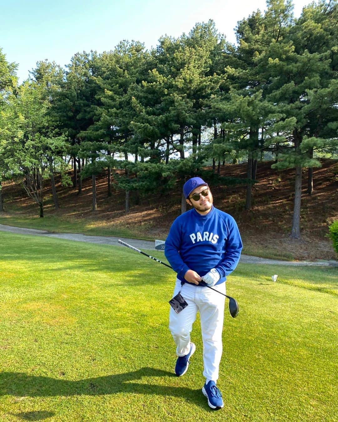 キム・ギバンのインスタグラム：「#제품협찬 . 날씨좋고 하늘좋고~ 이쁜 거 입고 쓰고 신어서 기분도 좋고~ 로얄블루로 깔맞춤!!ㅋ 한국에도 G/FORE 공식스토어가 생겨버렸어요~힘들게 해외배송시킬 필요가 없다는 희소식!! 지포어뿐만아니라 유니크한 골프브랜드 집합소!! @thecartgolf  G/FORE 골프화 편하네~ 올 여름은 너다! . #더카트골프 #지포어 #gfore #AD」
