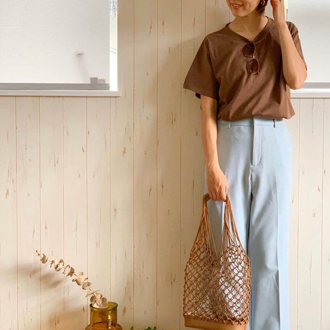 ROPÉ PICNICさんのインスタグラム写真 - (ROPÉ PICNICInstagram)「【COORDINATE】 シンプルなロゴTシャツはブルーのカラーパンツと合わせると爽やかで好印象◎ サングラスやかごバッグで夏らしくまとめて🌻 . スタッフ 153cm ________________ トップス(GDM10730) ¥2,189(税込)6月入荷予定 パンツ(GDS10010) ¥4,939(税込)→¥2,795(税込) バッグ(GIX10410) ¥4,939(税込)6月入荷予定 シューズ(GIA10220) ¥4,939(税込)6月入荷予定 サングラス(GIZ00420) ¥2,629(税込) _______________ #ropepicnic #ロペピクニック #ootd #きょコ  #coordinate #コーディネート #夏コーデ #夏服　#夏スタイル #ロゴT #カラーパンツ  #カジュアルコーデ #大人カジュアル #stayhome #おうちコーデ #おうち服 #おうち時間 #ropepicnic_onlinestore」5月20日 18時15分 - ropepicnic_official