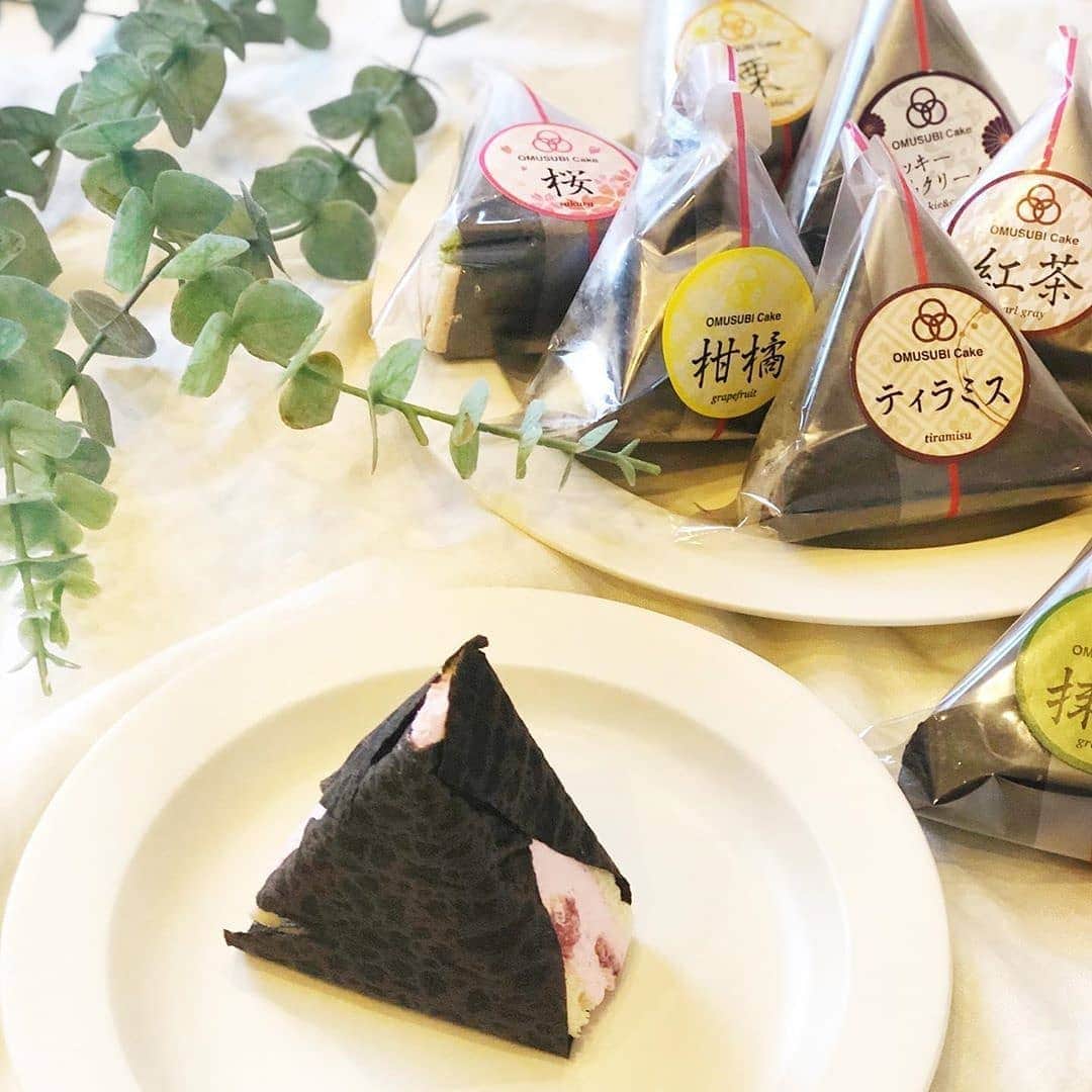 4meee!さんのインスタグラム写真 - (4meee!Instagram)「”おむすびケーキ”🍰🍙 ケーキをおむすびにした 新感覚ワンハンドスイーツ🍙  まるで見た目はおむすび！ 中はしっかりケーキなんです♡ 海苔はクレープ、様々な味があるので、好きな味を選んで。  冷凍するとアイスのようにも食べられるんだって🍨😋 詳細は、@omusubi_cake　をチェック☝️ photby❣️ @rococo39 @nagoya__cafe @akari._.oo  #おむすびケーキ#ケーキ#おやつ#ケーキアイディア#スイーツ#スイーツ好き #スイーツタイム #カフェグラム#カフェ風#メニュー#カフェドリンク#お家カフェドリンク #カフェメニュー#お家カフェメニュー#カフェグラム#お家カフェグラム #お家メニュー#手作りおやつ#手作りお菓子#お家タイム#お家時間#おうちカフェ」5月20日 18時09分 - 4meee_com