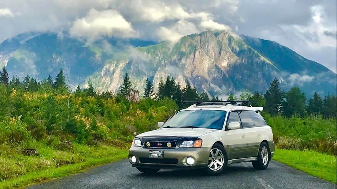 Subaru of Americaさんのインスタグラム写真 - (Subaru of AmericaInstagram)「Celebrating #HumpDay ⛰️ with an adventure shot of a 2002 Outback Limited Wagon in front of a mountain. Tag us and let’s see yours 👏. (📸: @Subie_Wagonz)」5月20日 18時10分 - subaru_usa