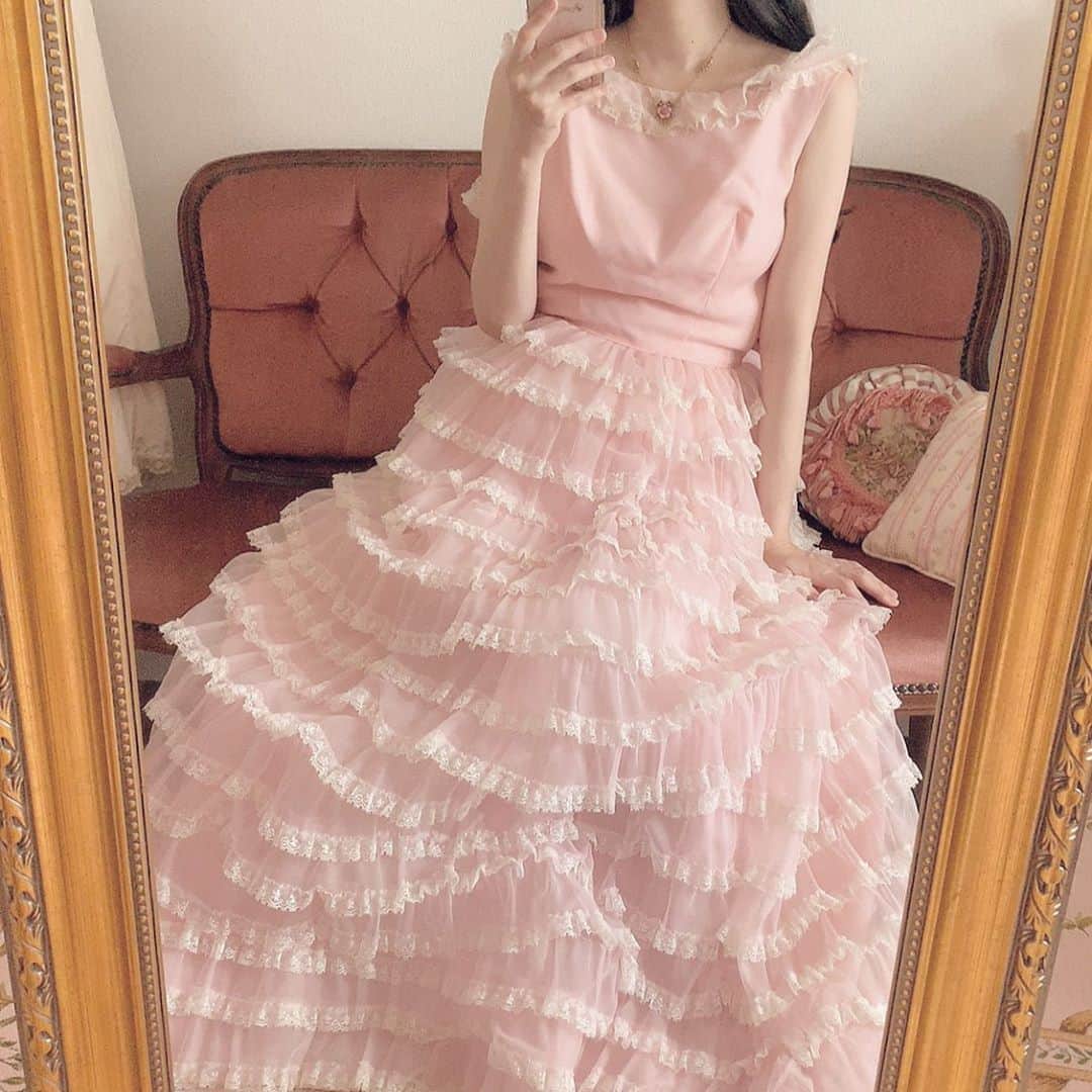 酒元麻衣（まいへー）のインスタグラム：「今週お店に入荷する1970年代のドレスが可愛いすぎるの😭🌹 . . (@vieuxrosevintageofficial) . . . #vintagedress#vintagefashion#70sfashion」