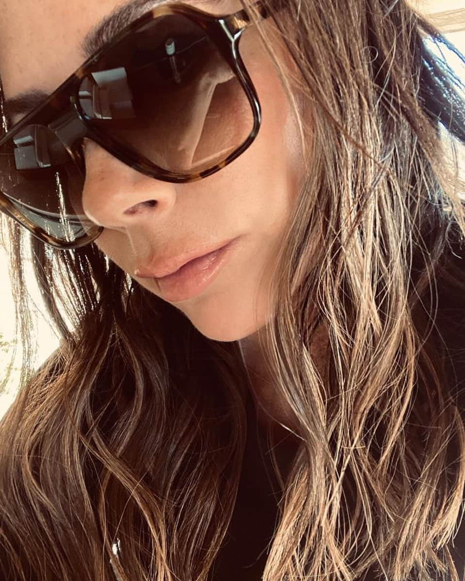 ヴィクトリアベッカムさんのインスタグラム写真 - (ヴィクトリアベッカムInstagram)「The sun is out! New sunglasses are on! #VBEyewear #VBSS20 ☀️」5月20日 18時11分 - victoriabeckham