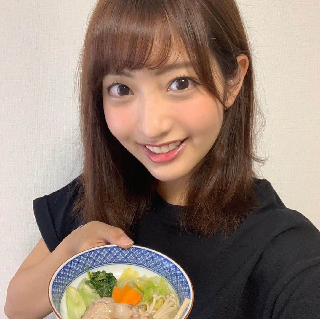 フジテレビアナウンサーのインスタグラム：「竹下アナからバトン受け取りました！ 2年目の藤本万梨乃です💪  竹下さーん！自炊、してますよ😁かなり気温も上がって来ましたが、まだお鍋から卒業できません🧐 今日作ったのは豆乳鍋！カンタンでお野菜もたっぷり摂れるので大好きです❤️ お鍋以外にも、最近は親子丼や牛肉の赤ワイン煮込みなども作りました〜😊おうち時間に順調にレパートリーを増やしています。もっと上手になりたいー！そしていつか先輩方と一緒にお料理したいです😍  #半袖Tシャツで鍋 #最近通販で購入 #自炊 #料理 #鍋  次は、一年先輩の大川立樹アナウンサー！爽やかスポーツマンな大川さん、最近、運動不足どう解消してますか？  #フジテレビアナウンサー #藤本万梨乃 @marino.fujimoto1030  #フジアナむすび」