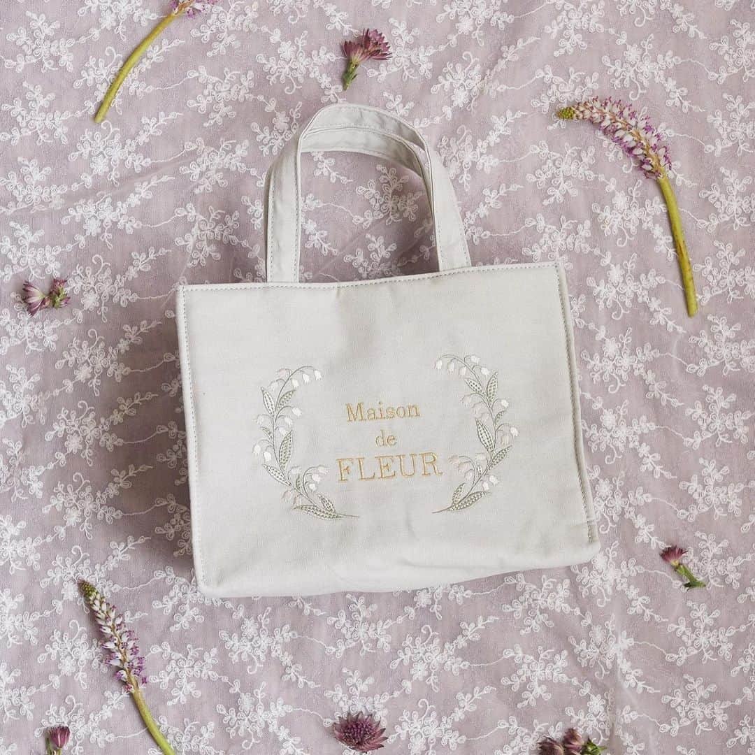 maisondefleur_pressさんのインスタグラム写真 - (maisondefleur_pressInstagram)「. 儚く可憐！ すずらんの花シリーズ 再入荷いたしました♪ . フランスでは、 大切な人にすずらんの花を贈る習慣があり、 贈られた人は幸運が訪れると言われています。 . お花の代わりに、すずらんモチーフのバッグや ポーチもプレゼントにおすすめ...♬ . . 色は控えめで、儚く可憐な印象です . ぜひチェックしてくださいね♪ .  #maisondefleur #メゾンドフルール #basic #ribbon #bag  #gift #present#すずらん#可憐#すずらんモチーフ #大人可愛い #バッグ #バッグの中身#ギフト #プレゼント #トートバッグ #デニム パール #かわいい  #おうちdemaisondefleur #おうちdeメゾンドフルール #おうち時間#おうちじかん#stayhome #おうち#お家#おうちで過ごそう」5月20日 18時19分 - maisondefleur_press