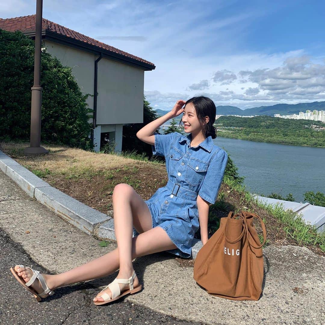 Chuuのインスタグラム：「허리라인 슬림해보이게 해쥬는 데님 점프수트💙 오늘도 신상 스포하러 왔지요!✨」