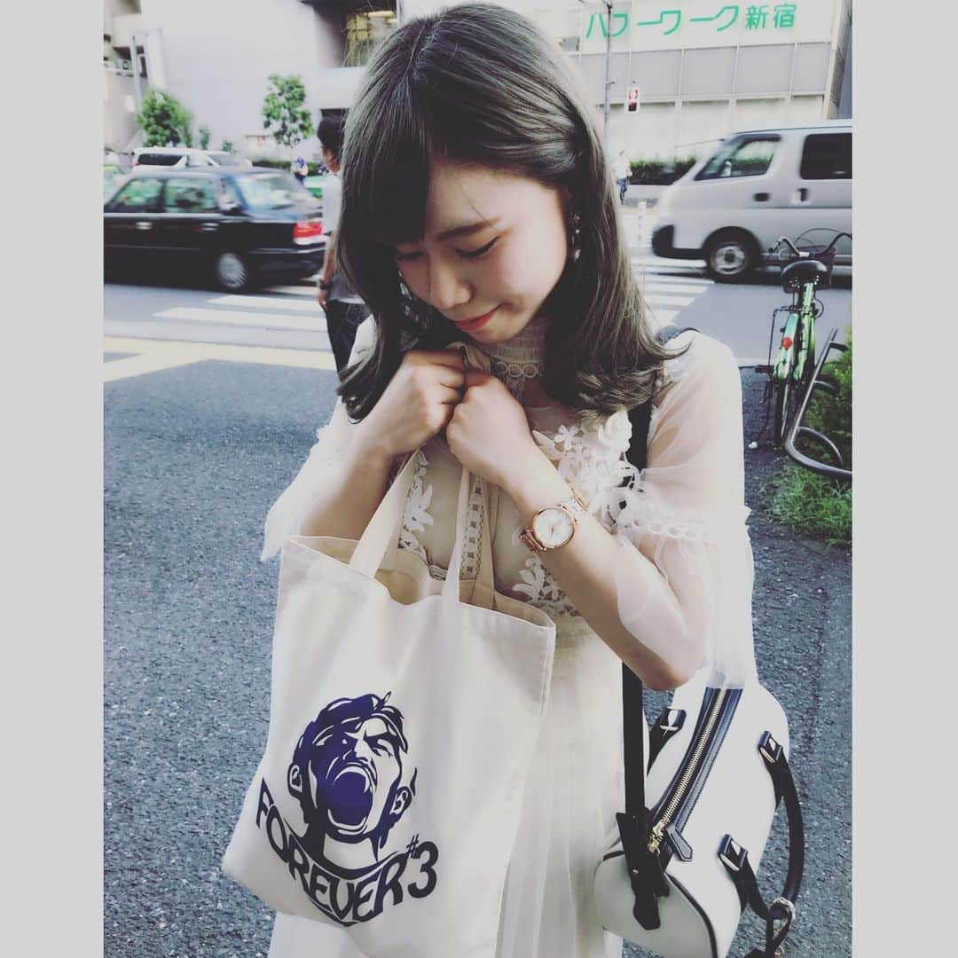 山口みらんのインスタグラム：「♡ #松田直樹 さん #forever3 トートバッグ . 昔の写真だけど、当時から何かしらのマリノスに関わるグッズを身につけてたたかも·····！ チャリティーユニフォームも購入する予定です🔵⚪️🔴 自分にとって「3」はラッキーナンバーなんだよ😊 3月生まれ／放プリ3期生／ACMILAN パオロ・マルディーニさんの永久欠番／松田直樹さんの永久欠番／ 大切な数字です‪☺︎‬ . #fmarinos  #横浜 #staystrongtogether」