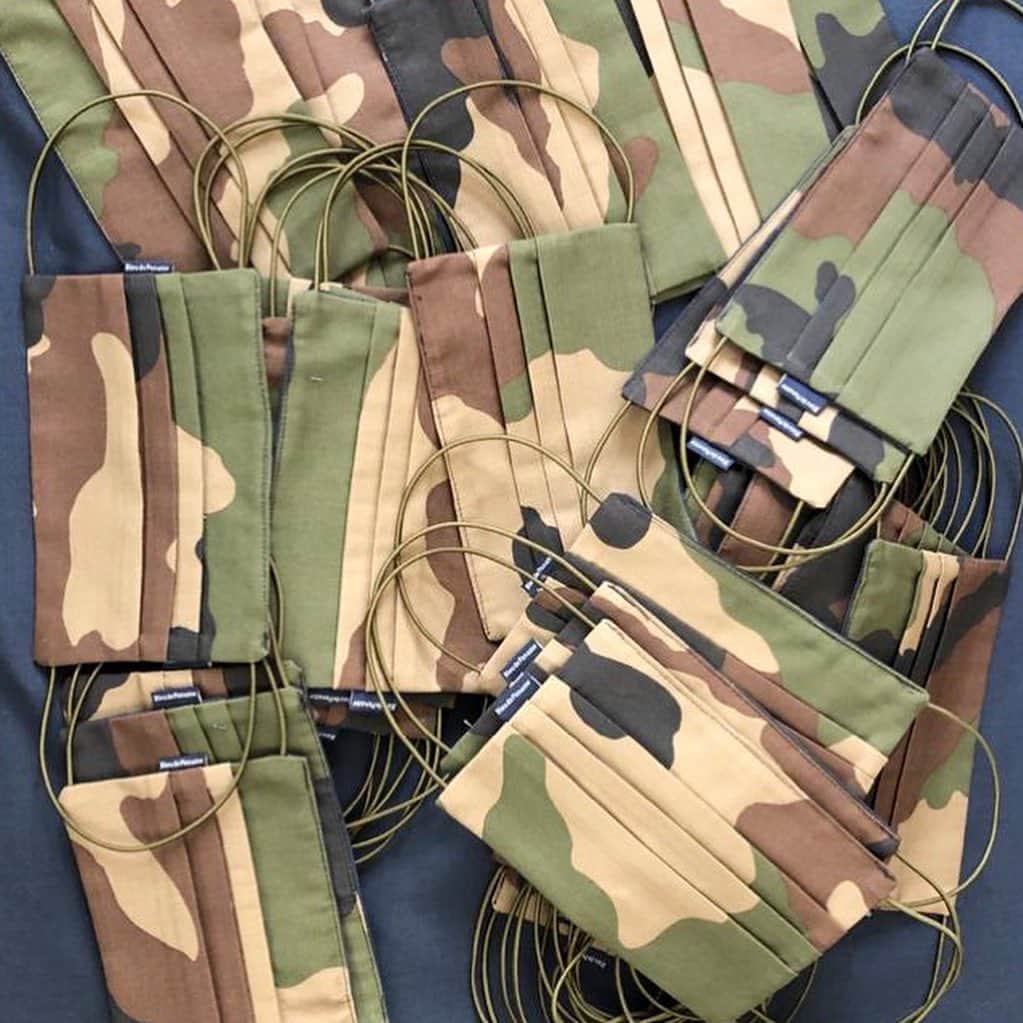 のインスタグラム：「@bdp_68 : You support...we care of you 😷 ! Vous nous soutenez, nous vous offrons en boutique un masque BDP ripstop camo 🇫🇷 ! Les masques sont réalisés par l’equipe BDP à Paris, avec amour 💙 #bleudepaname #equipebdp #madeinparis #resistance ✊✊🏻✊🏼✊🏽✊🏾 (info eshop : en chantier 🏗 )」