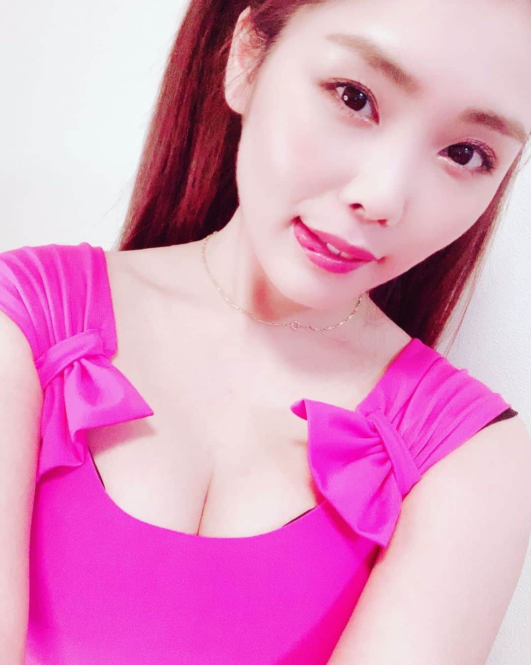 青海のインスタグラム：「自粛でお腹ぷよさんなんで上半身だけ。笑 本当に体締めないとアカン！！！！ グラビア #グラドル #グラビアアイドル #costume #コスチューム #モデル #model #撮影 #gravure #Japan #japanese #japanesegirl  #水着 #Bikini #girl #コロナに負けるな #グラビアチャレンジ#pink」