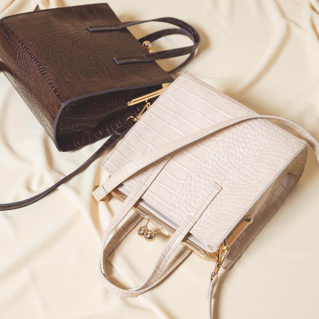 SMIRNASLI_officialのインスタグラム：「Square shoulder ¥5,450+tax. . 【再入荷】しました！！ . トレンドのクロコ風型押し生地に、人気のがま口金具が付いた、オシャレで使えるショルダーバッグです♡♡ . . #smirnasli #サミールナスリ  #bag #バッグ #shoulderbag  #ショルダーバッグ #2way #2wayバッグ  #crocodile #croco #クロコ #クロコダイル #beige #brown #ベージュ #ブラウン #2020 #2020ss #summer #restock  #再入荷 #再販売」