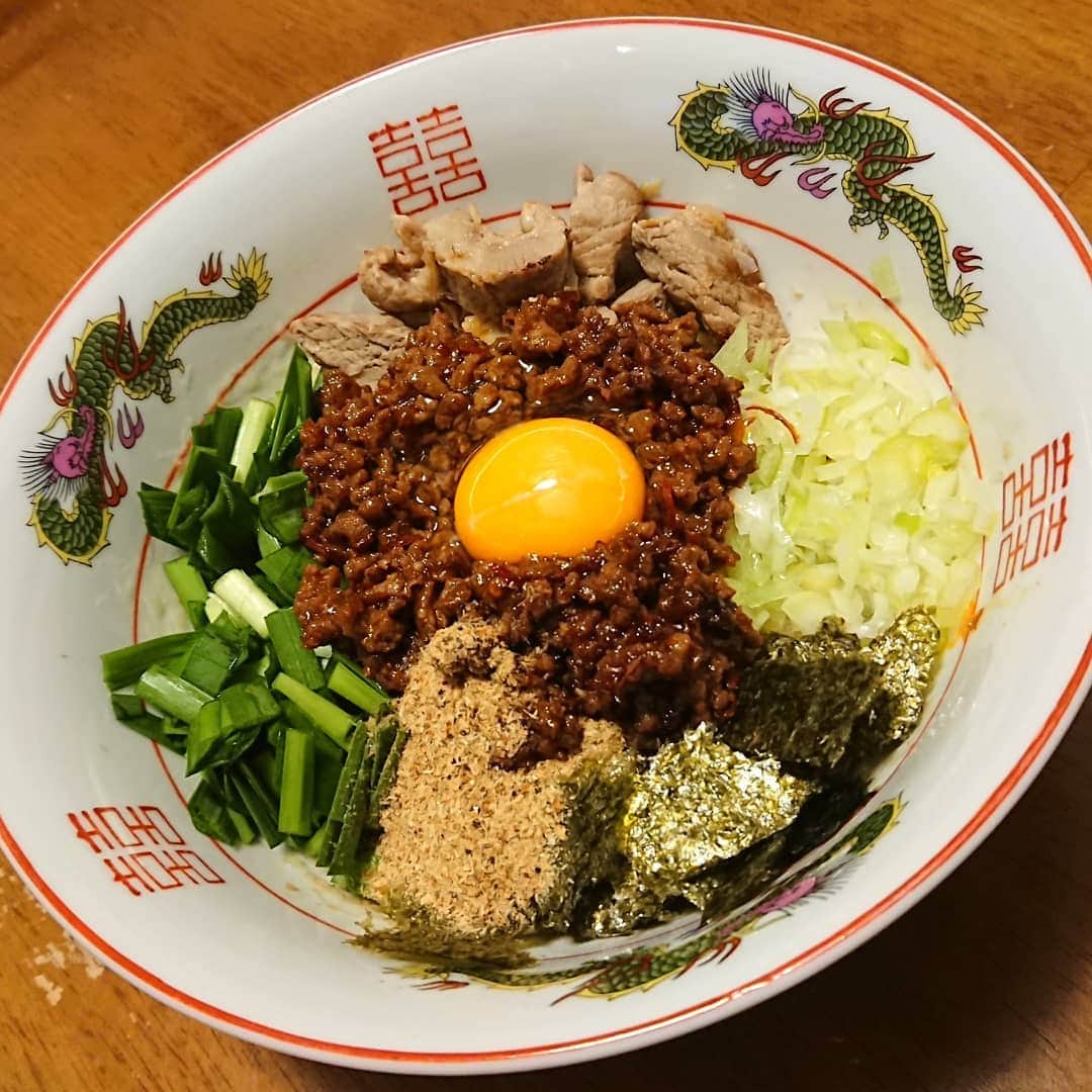 島貫凌さんのインスタグラム写真 - (島貫凌Instagram)「余っていたチャーシューの端と担々麺に使った肉味噌で#台湾まぜそば 風に調理してみました。肉味噌にニンニクとみりんを足して、台湾ミンチ風に。買ってきたニラを入れて、完成！！ ・ 二枚目は混ぜた図です。食欲がそそられます！三枚目は〆のご飯！ガッツリ男飯、我ながら大満足でした！ ・ #おうちラーメン #麺スタグラム #まぜそば #ラーメン #麺活 #メーテレ #アナウンサー #島貫凌」5月20日 18時29分 - ryo_shimanuki_nbn_