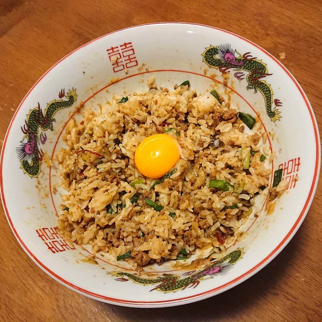 島貫凌さんのインスタグラム写真 - (島貫凌Instagram)「余っていたチャーシューの端と担々麺に使った肉味噌で#台湾まぜそば 風に調理してみました。肉味噌にニンニクとみりんを足して、台湾ミンチ風に。買ってきたニラを入れて、完成！！ ・ 二枚目は混ぜた図です。食欲がそそられます！三枚目は〆のご飯！ガッツリ男飯、我ながら大満足でした！ ・ #おうちラーメン #麺スタグラム #まぜそば #ラーメン #麺活 #メーテレ #アナウンサー #島貫凌」5月20日 18時29分 - ryo_shimanuki_nbn_