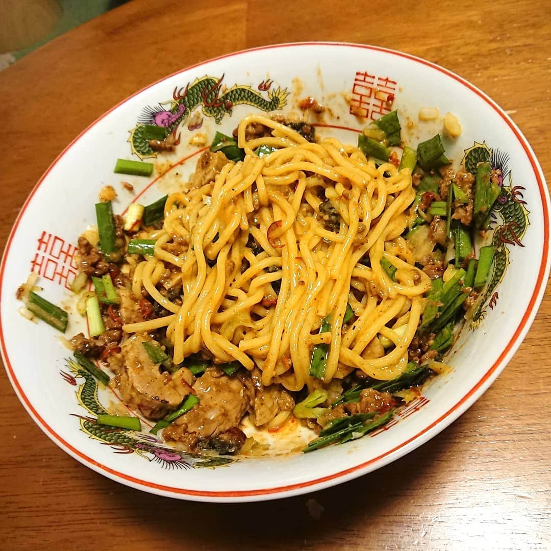 島貫凌さんのインスタグラム写真 - (島貫凌Instagram)「余っていたチャーシューの端と担々麺に使った肉味噌で#台湾まぜそば 風に調理してみました。肉味噌にニンニクとみりんを足して、台湾ミンチ風に。買ってきたニラを入れて、完成！！ ・ 二枚目は混ぜた図です。食欲がそそられます！三枚目は〆のご飯！ガッツリ男飯、我ながら大満足でした！ ・ #おうちラーメン #麺スタグラム #まぜそば #ラーメン #麺活 #メーテレ #アナウンサー #島貫凌」5月20日 18時29分 - ryo_shimanuki_nbn_