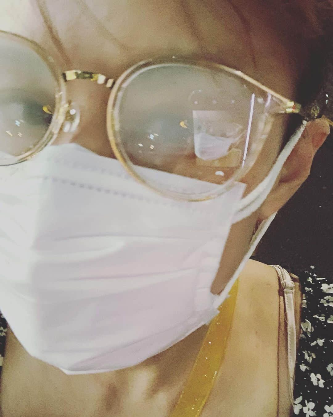 イガリシノブさんのインスタグラム写真 - (イガリシノブInstagram)「さて、、どんなメイクしてたでしょうか？🙋‍♀️ きょう、、寒くて、、ふふぁ〜 マスク着用で 曇り〜 🦁🦁🦁」5月20日 18時50分 - igari_shinobu