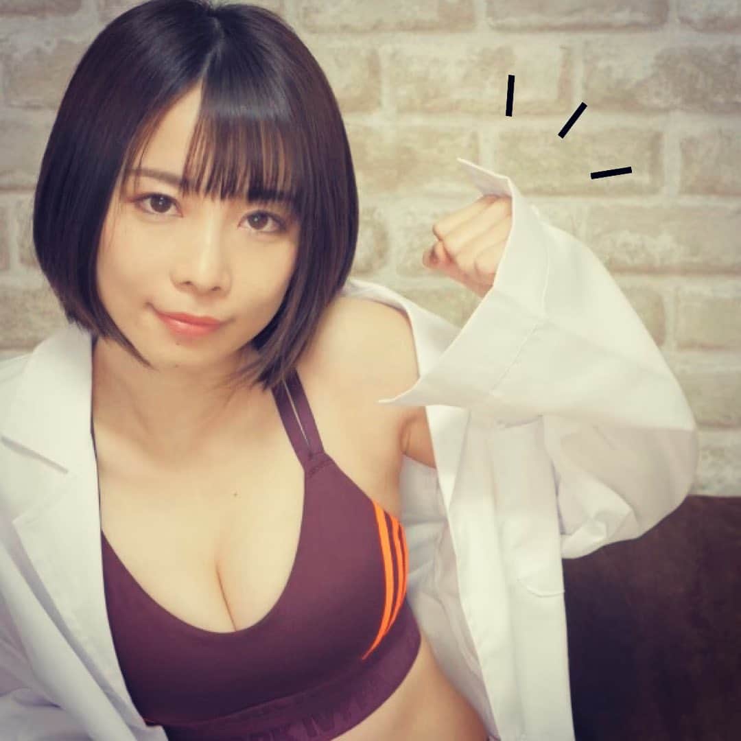 さくまみおのインスタグラム：「2枚目の動画の時のサムネ迷ったシリーズ笑 ちょっと恥ずかしいけどこうやってカメラの前でポーズ変えて動画撮って良さげなやつをスクショしてサムネにしておるのです(////) . . そんなことよりもだ、昨日紹介したスポーツブラ見つからないってDMを何件かいただき調べてみたら…ビヨンセさんとのコラボは凄い人気みたいで完売しているらしいですね(๑꒪ㅁ꒪๑)" オークションでもブラだけは見つからなかった…あの日フラッと初めて入った渋谷のadidasで一目惚れして買えたのは、すごい幸運だったようです( _..)_ﾊﾊｧ〜ﾋﾞﾖﾝｾｻﾏｧｧｧｰ . . #adidas#sportswear#ivypark#beyonce#アディダス#スポーツブラ#オススメ#さくまみお#バストアップ#YouTube#サムネ迷ったシリーズ#どうでもいい#いつもありがとう」