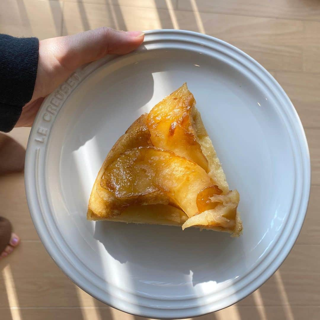 三戸なつめさんのインスタグラム写真 - (三戸なつめInstagram)「リンゴケーキを作ったのん！ 蒸しパンリンゴケーキみたいなお味になりました！ YouTubeにもあっぷしたのでよかったら見ておくれまし＾＾ クラシルのサイトで、「りんごタタン風ケーキ」で調べたらわたしが動画で参考にさせてもらったレシピものっているよ！ https://www.kurashiru.com/recipes/d77415ac-9479-4e30-8ac5-66020dd8a5b6  #mito_natsume」5月20日 18時43分 - mito_natsume