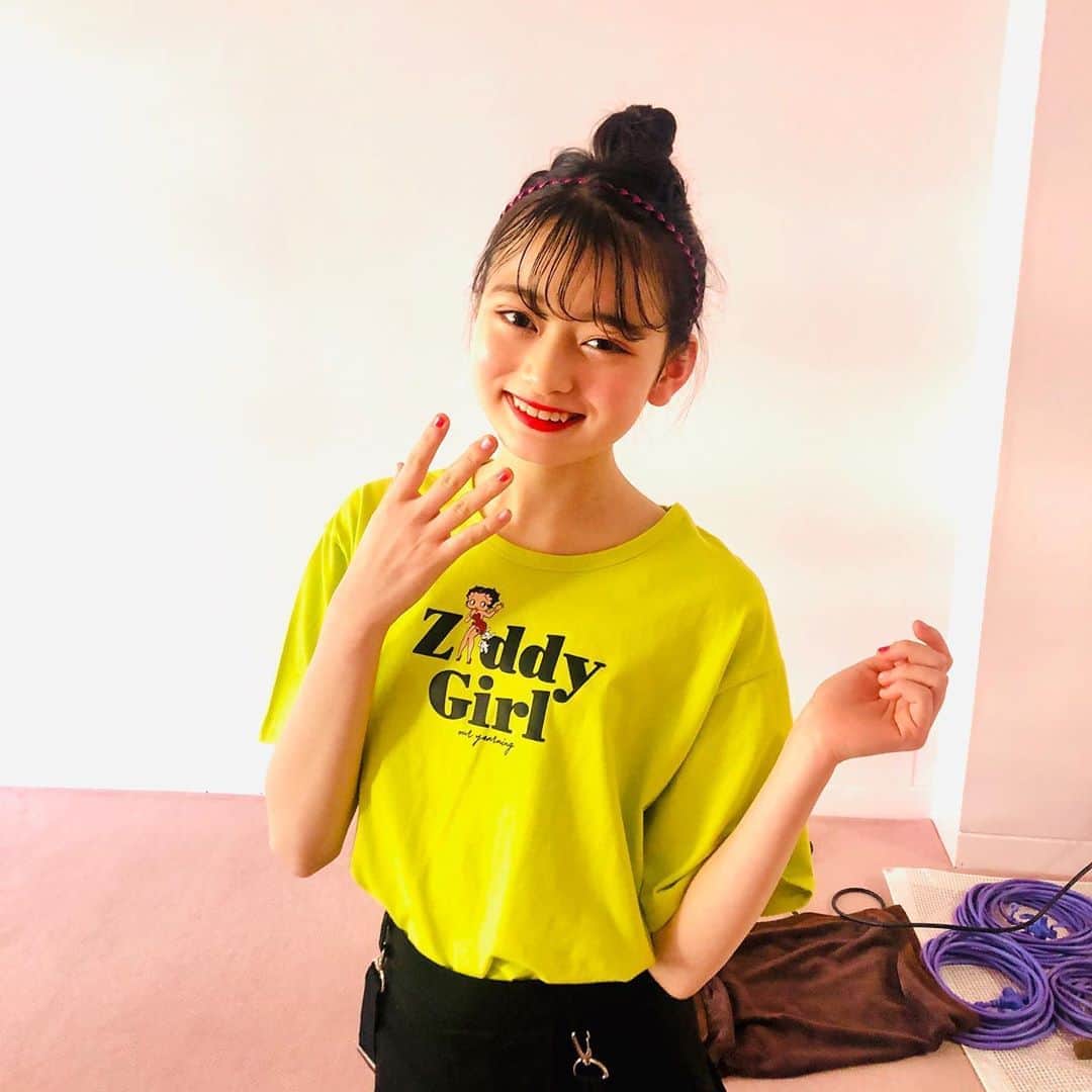 ニコ☆プチのインスタグラム：「ベティちゃんのまねっこ😗💚 いろんなカラーのTシャツがあるから、 チェックしてみてね💋‼︎ . . . #2枚目は寝てます🤧笑 #ユナジディー #高比良由菜」