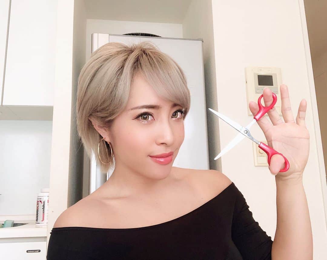 のインスタグラム：「髪を切りました😍❣️✨﻿ 金髪すっきりショート＼(^o^)／﻿ どうかしら🥺💦﻿ ﻿ 前髪も久しぶりに作ってもらい﻿ 私はとても気に入ってます🙈💕﻿ ﻿ ﻿ そして眉毛のアートメイクも﻿ かなり馴染んできました💋﻿ アートメイクは半年程消えないので、﻿ 施術者の技術はマジで重要です‼️﻿ 今回私を担当してくれたのは﻿ 【　@medicalbrows_nishi さん】﻿ 理想的な眉毛を作ってくださり大満足です✨﻿ ﻿ ﻿ イメージチェンジってたまに失敗する時もあるけど、 今回は本当にやってよかった😘💕﻿ 何事もレッツトライってことですね🌈﻿ ﻿ ﻿ ﻿ #腹筋﻿ #腹筋女子﻿ #フィットネス﻿ #ショートカット﻿ #金髪」