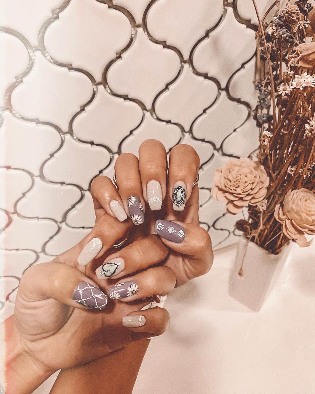 のインスタグラム：「💜 . . くすみpurple💅 フラワーモチーフなにげ初なんだけど さすがのセンスでわたし好みに🥺 もう怪我する寸前だったフットも おそろいで♡かわいー♡ . 完全個室だから 他のお客さんと会うこともなく ちゃちゃっと仕上げてくれたよ♡ あぁ、、家族身内以外に会うの ほんと久々すぎて楽しかった😭🌈 . THX♡ @art_room_anna  @art_room_michika」