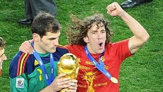 カルレス・プジョルのインスタグラム：「Muchas felicidades, amigo. Hemos tenido grandes batallas en el terreno de juego defendiendo los colores que llevamos en el corazón, nada me hacía más feliz que ganarte en esos duelos. Hemos tenido momentos complicados con la selección pero también hemos tocado la gloria defendiendo la misma camiseta. Pero de todos estos años para mi lo más importante es que hemos construido una amistad que va más allá del terreno de juego, eres un amigo y un gran tipo. Te deseo lo mejor, Iker. Disfruta tu día. #rivalesyamigos」