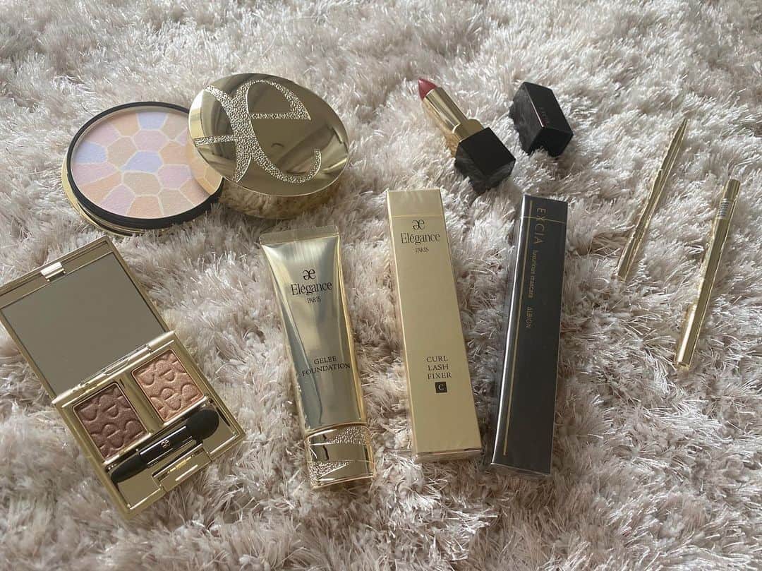 原田怜奈のインスタグラム：「5月のメイク購入品♡︎ 最近、コンビニとか薬局の メイク道具使っていて たまにはいいの使いたくなり、 久々にお買い物しました❥  感想→やっぱり、全然違う❣︎ 2枚目は、お買い物中の机😂 だいたいこんな感じで たくさん試してから購入♥︎ . . . . . #メイク　#エレガンス　#メイク道具」