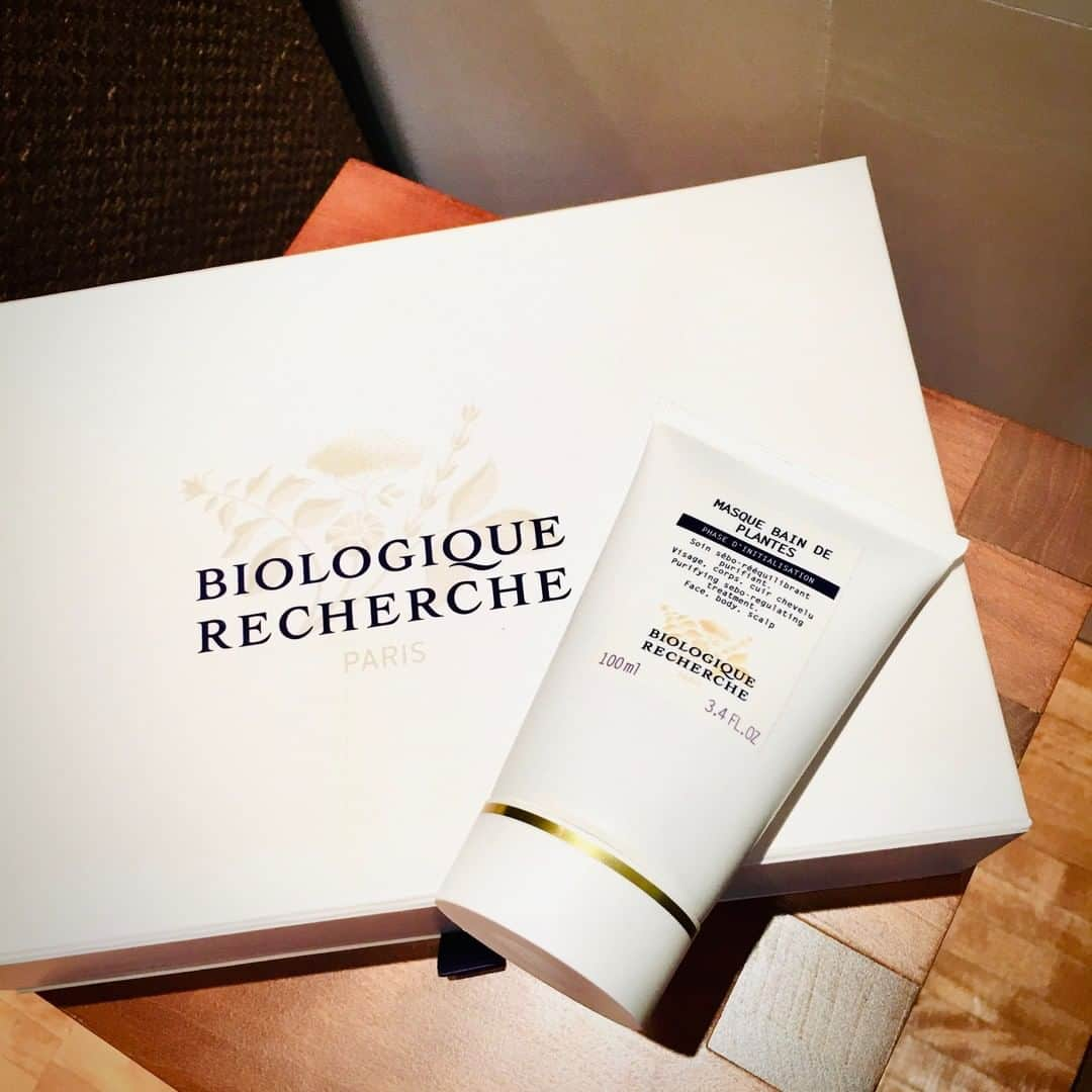 Biologique Recherche Japanさんのインスタグラム写真 - (Biologique Recherche JapanInstagram)「.⁠ 沖縄から梅雨入りし、今週はお天気もどんより☔☁⁠ ジメジメッとした季節にお肌の皮脂バランスが気になる⁠ スキンインスタント©（瞬間肌）には・・・⁠ ⁠ 「⁠ヴァンデプロントマスク⁠」⁠ ⁠ 過剰な皮脂を取り除き皮脂分泌を軽減、⁠ 皮脂バランスを整えてくれる洗い流しでOKのマスク。⁠ ⁠ メイク崩れが気になる肌にもうるおいを与えながら、⁠ 心地よいお肌をキープしてくれます！⁠ ⁠ お顔だけでなく、⁠ シャンプー前の頭皮ケアとしてもOK！！⁠ ⁠ 男性にもぜひお試しいただきたいマスクです。⁠ .⁠ .⠀﻿⁠ #BiologiqueRecherche ⁣⁣⠀﻿⁠ ⁣#Buildingbetterskin ⁣⁣⠀﻿⁠ #FollowYourSkinInstant⁣⁣⠀﻿⁠ ⁣⁣.⠀﻿⁠ #スキンケアのファイナルアンサー⠀⁣⁣⠀﻿⁠ #BIOLOGIQUERECHERCHE ⠀﻿⁠ #ビオロジックルシェルシュ⁣⁣⠀﻿⁠ #ヴァンデプロントマスク⁠ .⠀﻿⁠ #瞬間肌#スキンインスタント⠀﻿⁠ #thedayspa#ザデイスパ#SPA#スパ#スパトリートメント #メディカルコスメ⁣⠀#医学的アプローチ⁣⁣⠀#クリニック⠀﻿⁠ #スキンケア難民⁣⠀﻿⁠ . ⁣⁣⠀﻿⁠ #⁠フェイシャルマスク⁠ #メイク崩れ⁠ #オイリースキン⁠ #ツルスベ肌⁠ #オルチャンになりたい⁠ #スカルプケア⁠ #メンズ美容⁠ #Stayhome⁠ #forme」5月20日 19時00分 - biologique_recherche_japan