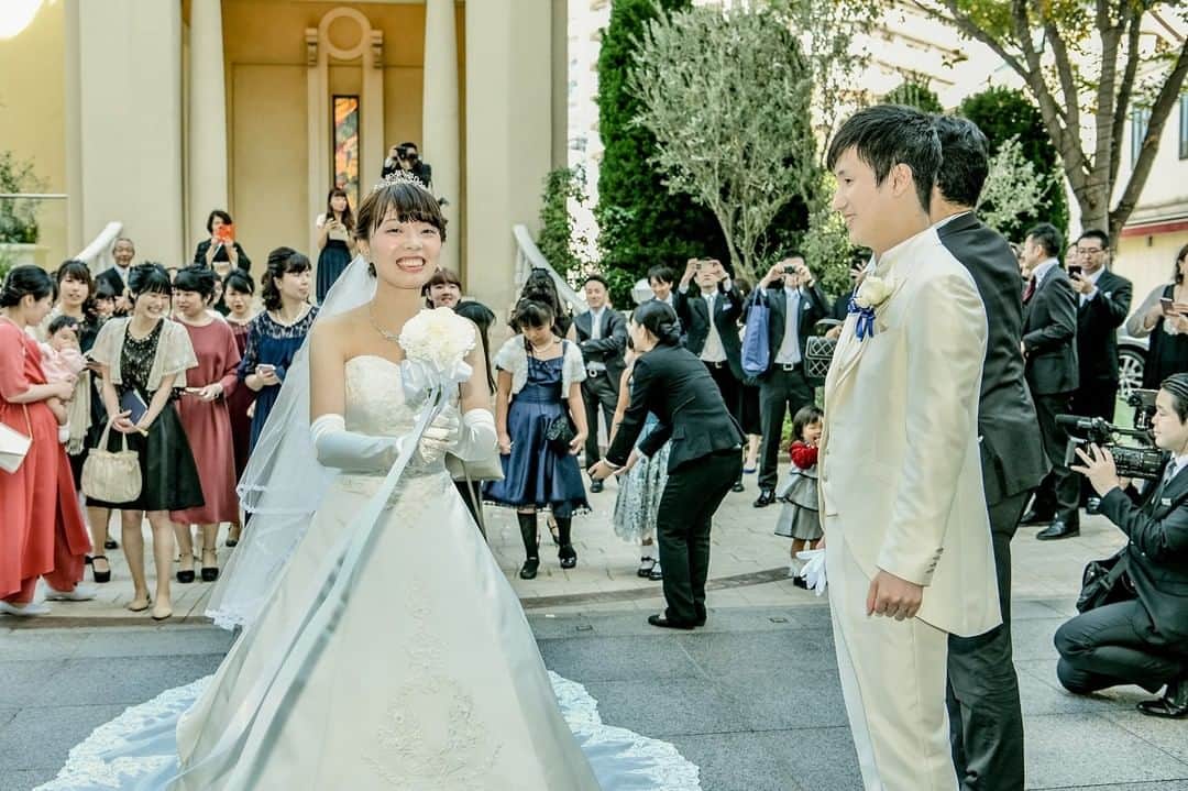 アニヴェルセル 表参道 公式さんのインスタグラム写真 - (アニヴェルセル 表参道 公式Instagram)「* 『次の花嫁を決める幸せのブーケトス♡』 * 挙式後のアフターセレモニーの定番と言えば、ブーケトスのセレモニーです💐 * ご新婦様が後ろ向きになりブーケをゲストに向かって投げ、うまくキャッチできた方が、次の花嫁になれるというロマンティックなセレモニー✨ * ゲストの注目が集まる中、ご新婦様が青空高くブーケを投げる瞬間は、まさに緊張の瞬間です♡ * 可愛らしいお子様ゲストも、ブーケをキャッチできるか ハラハラドキドキしながら青空を見上げている…そんな姿がなんとも可愛らしいですよね💗 * ご新婦様は、ブーケをゲストがキャッチしやすいように力を入れすぎず「ゆっくりと弧を描くように」意識して投げるのがおすすめです♫ * 小さなお子様から大人の女性まで、みんなで楽しめる演出をお探しの方は、ぜひ取り入れてみてくださいね✨ * * * * @anniversaire_omotesando * * * * #アニ嫁 #アニスタグラム #アニヴェルセル  #オリジナルウェディング #アニヴェルセル表参道 #weddingfilm #結婚式レポ #結婚写真 #式場探し #大人婚 #花嫁準備 #おしゃれ花嫁 #ウェディング準備 #東京花嫁 #ウェディングレポ #結婚式場探し #結婚式場 #ウェディングフォト #ブライダルフォト #結婚式写真 #新郎新婦 #アフターセレモニー #結婚式準備 #花嫁 #ブーケトス #ブーケ #結婚式演出 #ゲスト参加型 #anista_bigday」5月20日 19時00分 - anniversaire_omotesando