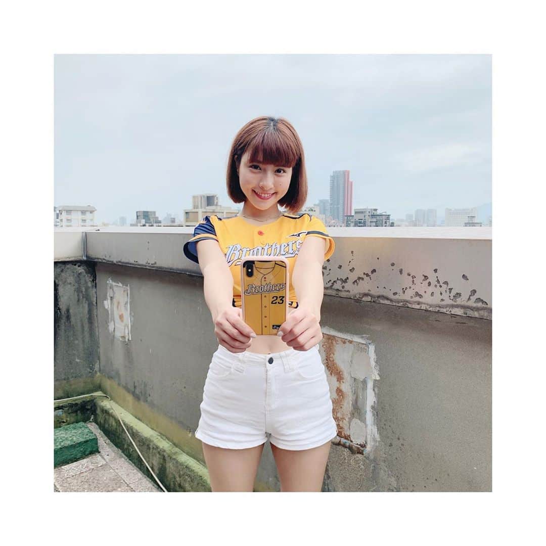 峮峮さんのインスタグラム写真 - (峮峮Instagram)「身為中信兄弟的啦啦隊～ 當然要擁有專屬中信兄弟的手機殼啦😍😍😍 豐富的組合包 讓我每天都能隨著穿搭和心情 更換不同的手機殼😎 而且犀牛盾的高度防護功能 一直都是大家耳熟能詳的經典！ 最近還推出新品「壯撞貼」 不但不容易破還能抵抗摔落的衝擊 不用再一直換保護貼囉💖💖💖 輸入最下面的折扣碼👇🏽 趕緊為自己設計一個最強黃衫軍的手機殼吧🔥 - ⚾️個人化球衣，支持你最喜歡的球員 🎨modnx 可自由變換背板、按鈕配色，組一個象迷配色 🐘每種風格都融合兄弟象的元素 🎁折扣碼：igqun2005 🗓日期：5/20-6/3  #犀牛盾#rhinoshieldtw #犀牛盾個人化訂製」5月20日 19時02分 - qun_04
