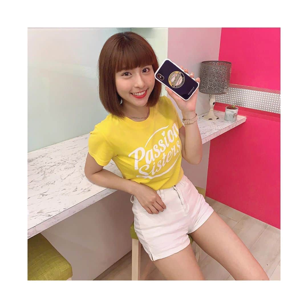 峮峮さんのインスタグラム写真 - (峮峮Instagram)「身為中信兄弟的啦啦隊～ 當然要擁有專屬中信兄弟的手機殼啦😍😍😍 豐富的組合包 讓我每天都能隨著穿搭和心情 更換不同的手機殼😎 而且犀牛盾的高度防護功能 一直都是大家耳熟能詳的經典！ 最近還推出新品「壯撞貼」 不但不容易破還能抵抗摔落的衝擊 不用再一直換保護貼囉💖💖💖 輸入最下面的折扣碼👇🏽 趕緊為自己設計一個最強黃衫軍的手機殼吧🔥 - ⚾️個人化球衣，支持你最喜歡的球員 🎨modnx 可自由變換背板、按鈕配色，組一個象迷配色 🐘每種風格都融合兄弟象的元素 🎁折扣碼：igqun2005 🗓日期：5/20-6/3  #犀牛盾#rhinoshieldtw #犀牛盾個人化訂製」5月20日 19時02分 - qun_04