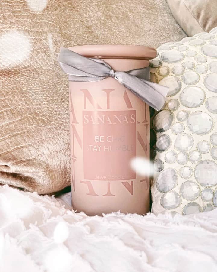 sananasのインスタグラム：「OMG 🤩Je vous présente “BE CHIC, STAY HUMBLE” ma 3ème bougie bijou en co-création avec @JewelCandleFr 🎉Ça fait quasiment un an qu’on travaille dessus je suis tellement contente et fière du résultat ! Les deux premières ont été en rupture de stock et vous les aviez adoré alors merci encore 🥰Vous m’avez donnée envie de me surpasser cette fois encore ! Si vous avez été conquis par les deux premières je n’ai qu’une chose à dire : Vous n’êtes pas prêts pour celle-ci ! 😍C’est clairement ma préférée de toutes ! Le parfum est incroyable, toujours avec cette touche de vanille mais encore plus raffinée et envoûtante ! C’est un peu épicé mais toujours gourmand 😍C’est simple je veux ce parfum en parfum pour mon corps 😂Les bijoux sont vraiment originaux et complètement différents de ce que j’ai pu faire auparavant ! Il y a des bagues (qui sont parfois par lot de 2) et des boucles d’oreilles (je vous en montre pas mal dans ma nouvelle video d’aujourd’hui) ! Il y en aura en argent et en plaqué or, c’est une première pour moi 😍Cette année on est dans le luxe et le raffiné mais toujours au même prix ! Cela n’a pas été évident pour Jewel Candle mais ils ont accepté et en plus de ça on vous propose -20% avec le code SANANAS20 pendant 72 heures seulement ! Donc vous avez jusqu’à samedi 23h59 pour l’avoir à 29,56€ (n’oubliez pas la fête des mamans qui approche ) ! Nous n’avons jamais fait de code promo aussi élevé mais nous savons tous que ces dernières semaines n’ont été faciles pour personne ... Cette année encore c’est une édition limitée ! Donc quand il n’y en aura plus ... il n’y en aura plus d’autre 😅 J’espère que vous serez fiers de moi cette année encore 💚🙈 PS : LORSQUE VOUS METTEZ LA BOUGIE DANS VOTRE PANIER C’EST NORMAL QUE LE TOTAL SOIT DE 42€ ET NON DE 36€ CAR CE SONT LES FRAIS DE PORT PAS DE PANIQUE ! D’AILLEURS EN AJOUTANT LE CODE PROMO LA BOUGIE PASSE À 29€ ET DONC 35€ AVEC LES FRAIS DE PORT (SAUF SI VOUS AVEZ UN MONTANT TOTAL QUI VOUS PERMET D’AVOIR LES FRAIS DE PORT GRATUITS). #JewelCandlexSananas」