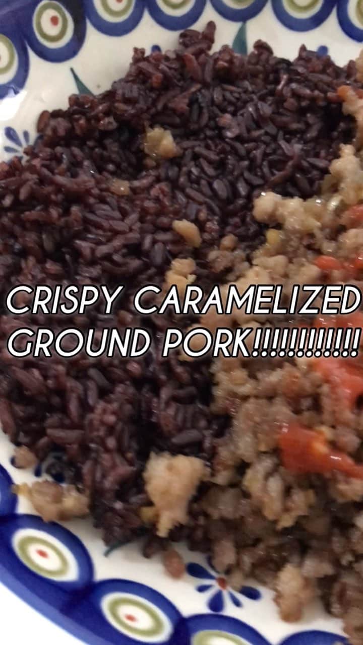 ローレン・ヤングのインスタグラム：「Wanted an easy, simple yet packed with flavor kind of dish today! The pork is crispy, sweet and salty 🤪 I paired it with black rice but this is also yummy when you use it as a filling for lettuce! Top it with Sriracha or any hot sauce to give it a kick!  INGREDIENTS:  1/2 Kilo Ground Pork 3 Small Red Onions (Diced) 5 Cloves Garlic (Minced) 1 Tbsp Ginger (Minced) 4 Tbsp Sugar 2 Tbsp Patis 2-3 Tbsp Olive Oil  INSTRUCTIONS:  Heat Pan, Add Oil. Sauté onion. Once cooked add garlic and ginger. Add pork, break it up and then add sugar and patis, mix well. Cook until crispy. Serve with rice/lettuce and top with some sriracha for spice.  Music: The Polka Musician: Philip E Morris」