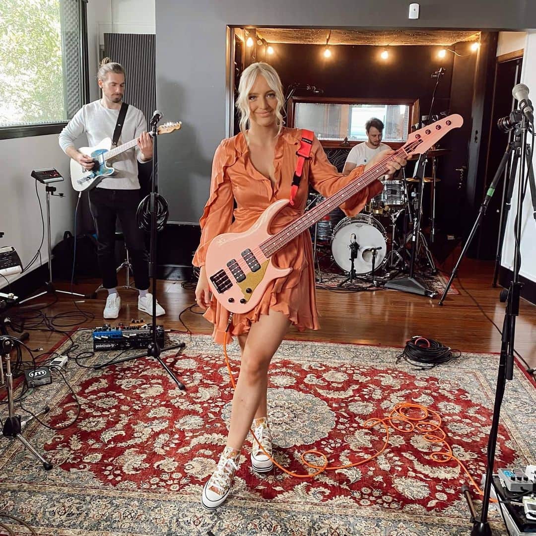 シェパードのインスタグラム：「Feels good to actually play together as a band again after so long in lockdown! Head over to YouTube - we've got a new video for you guys to enjoy :)」