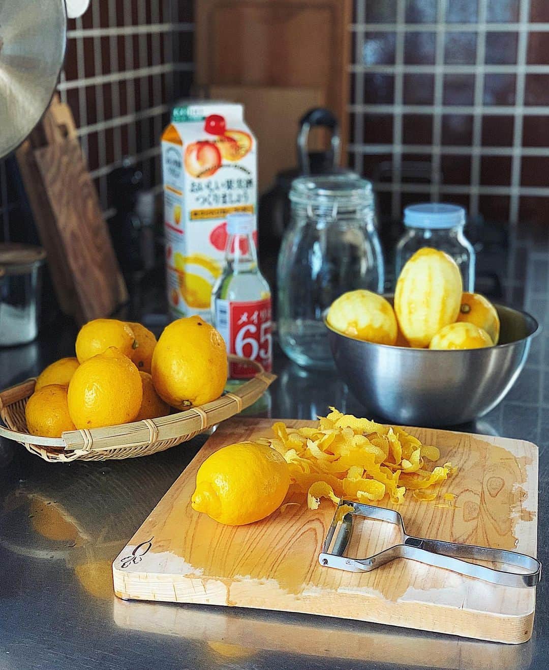 Natsuko Motoiのインスタグラム：「#リモンチェッロ と #レモン酒 を作る🍋🍋🍋 . . .  #おうち時間 . #limoncello #lemon #暮らし #器　#暮らしを楽しむ #おうちごはんlover  #おうちバル  #vscofood #foodvsco  #igersjp  #フーディーテーブル #wp_deli_japan  #台所 #kitchen #キッチン」