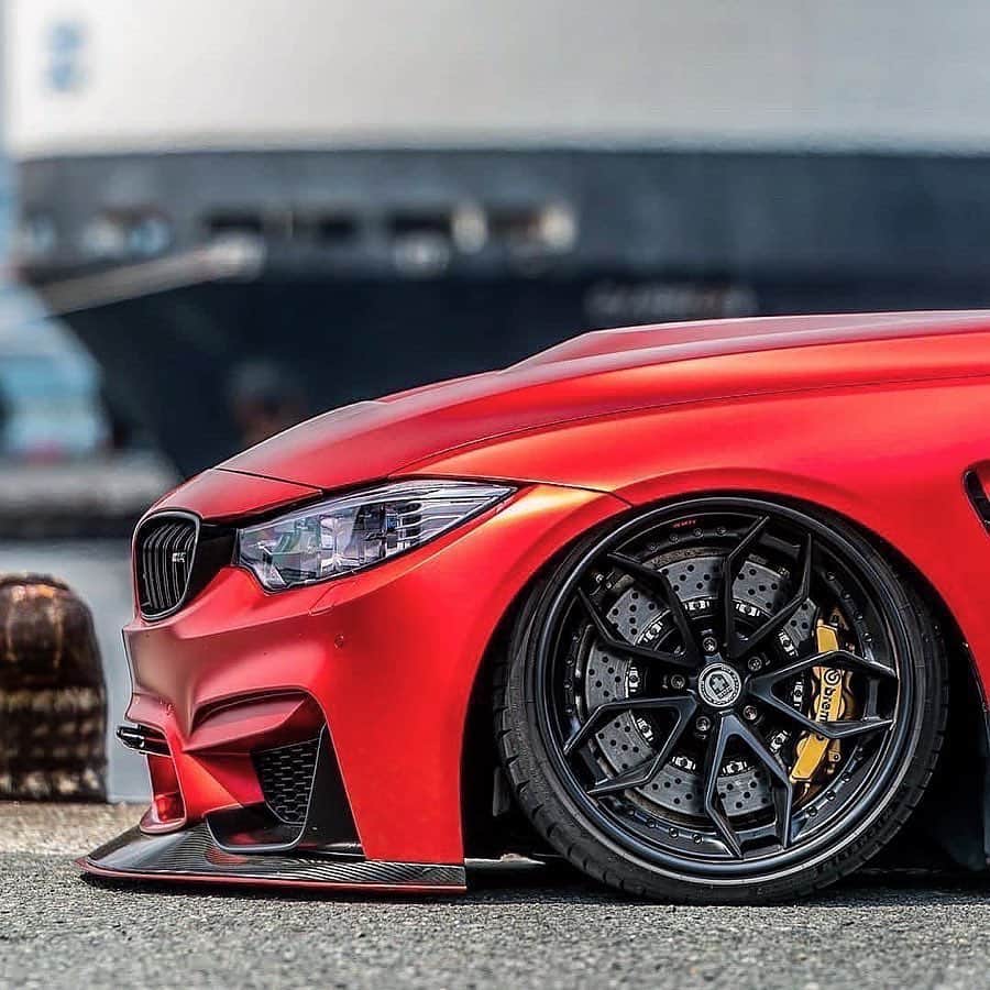 CARLiFESTYLEさんのインスタグラム写真 - (CARLiFESTYLEInstagram)「Who did it better? Blue or Red M4 with our @rsctuning full Carbon Fiber Splitter 🤔🤔 — @rsctuning Specializing in manufacturing Aero & Carbon ™️ #carlifestyle」5月20日 10時40分 - carlifestyle