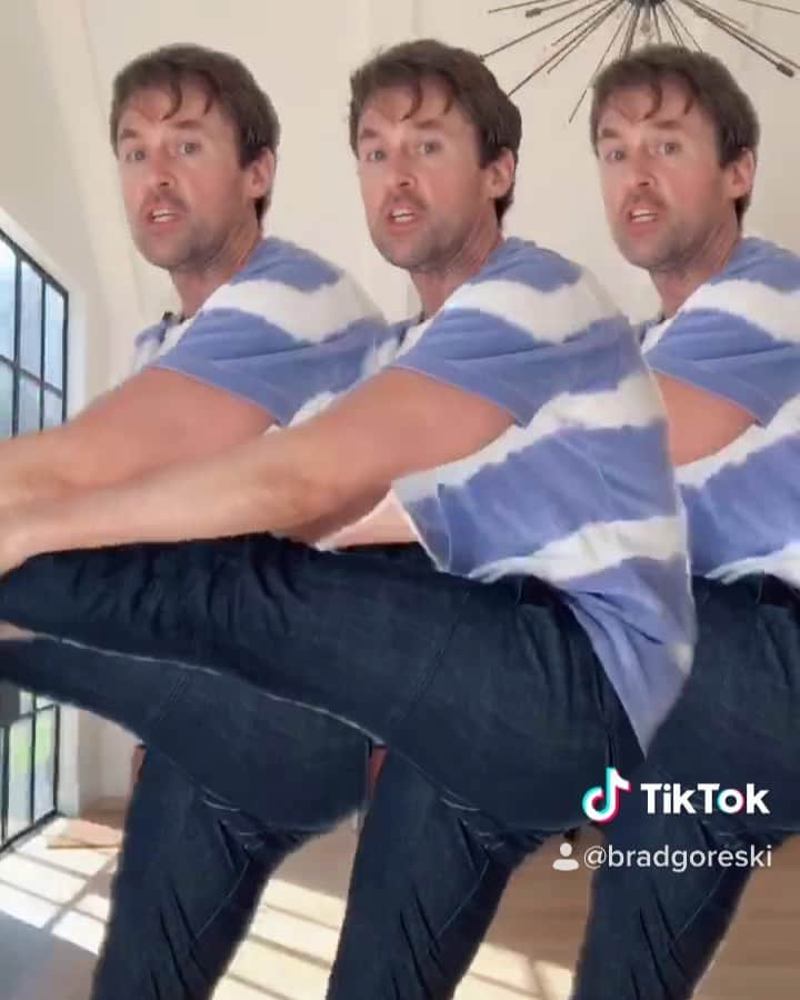 ブラッド・ゴレスキーのインスタグラム：「I dropped it so low doing this dance that I ripped my pants! I do like to give it my all! Check my stories for that one! DC: @naenaetwins #savagechallenge #savageremix #beyonce @tiktok #dancechallenge」
